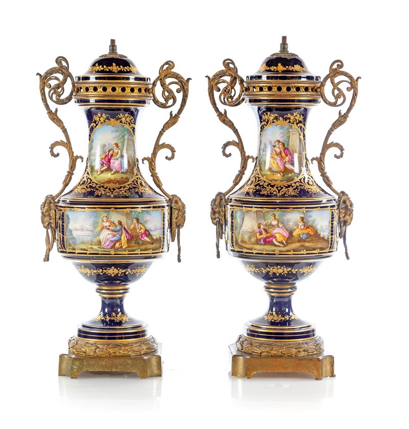 Coppia di vasi in porcellana blu di Sèvres e bronzo dorato, XIX secolo