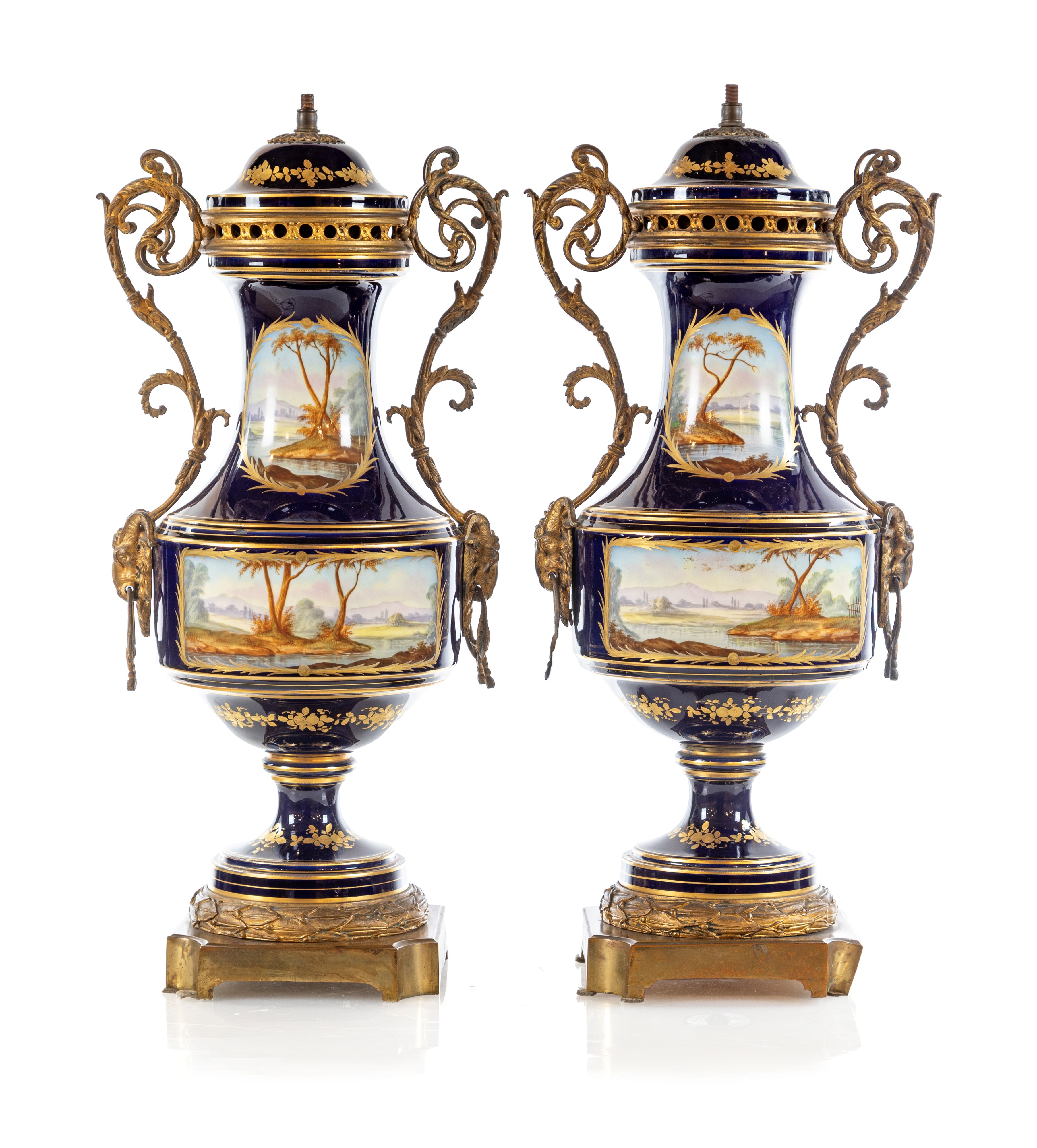 Coppia di vasi in porcellana blu di Sèvres e bronzo dorato, XIX secolo
