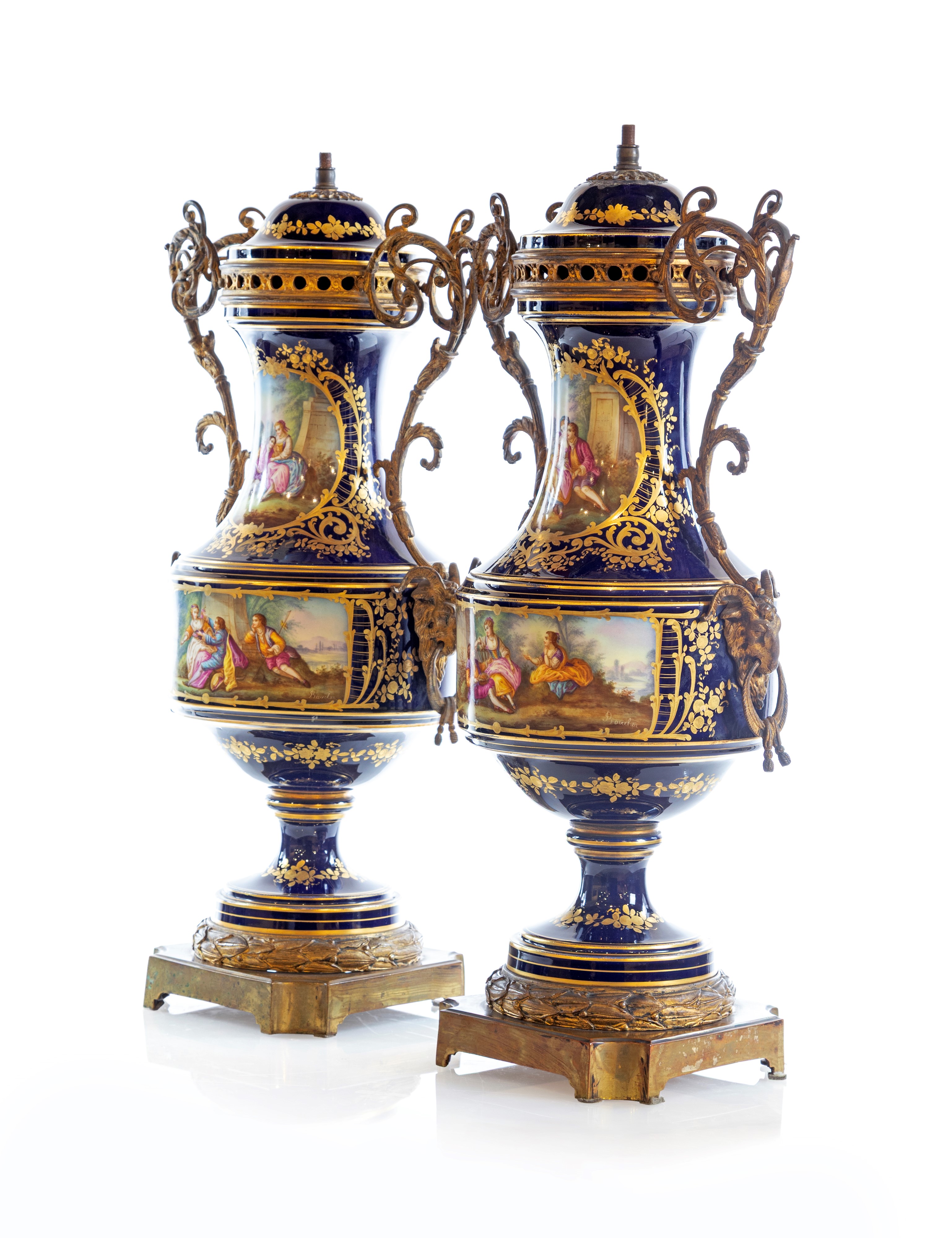 Coppia di vasi in porcellana blu di Sèvres e bronzo dorato, XIX secolo