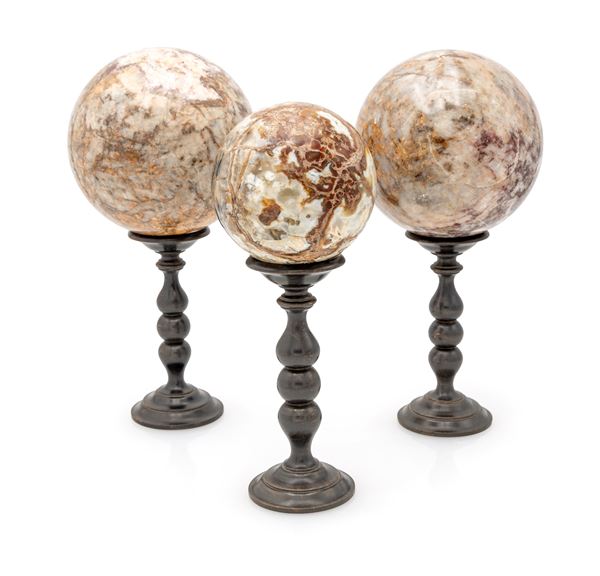 Tre sfere in marmi diversi, XIX secolo  - Asta Arredi e Dipinti | l'Eleganza senza Tempo di un'Importante Dimora Romana - Casa d'Aste Arcadia