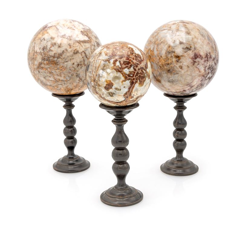 Tre sfere in marmi diversi, XIX secolo