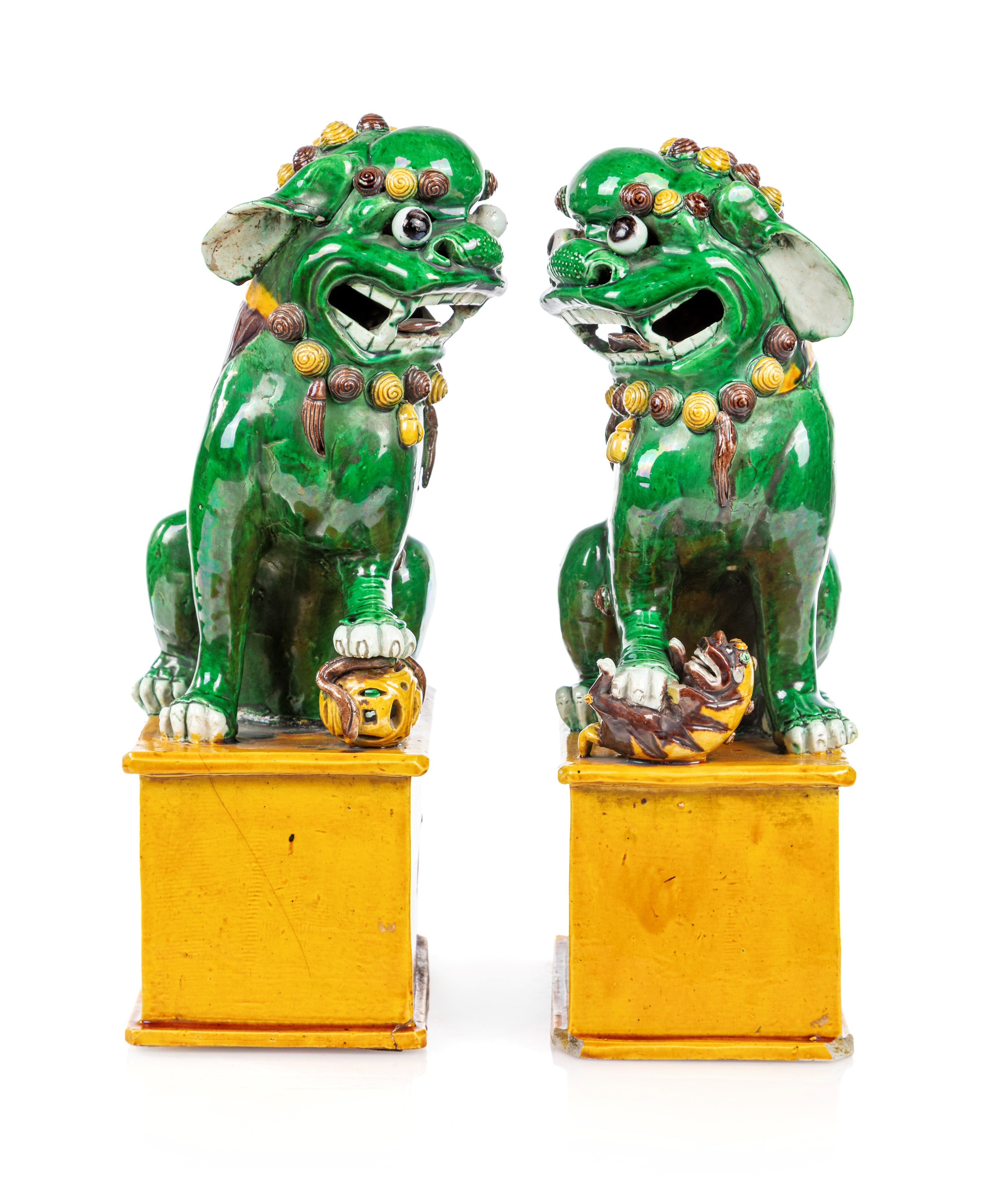 Coppia di leoni guardiani in gres smaltato verde, manganese e giallo, Cina, dinastia Qing, XIX se...