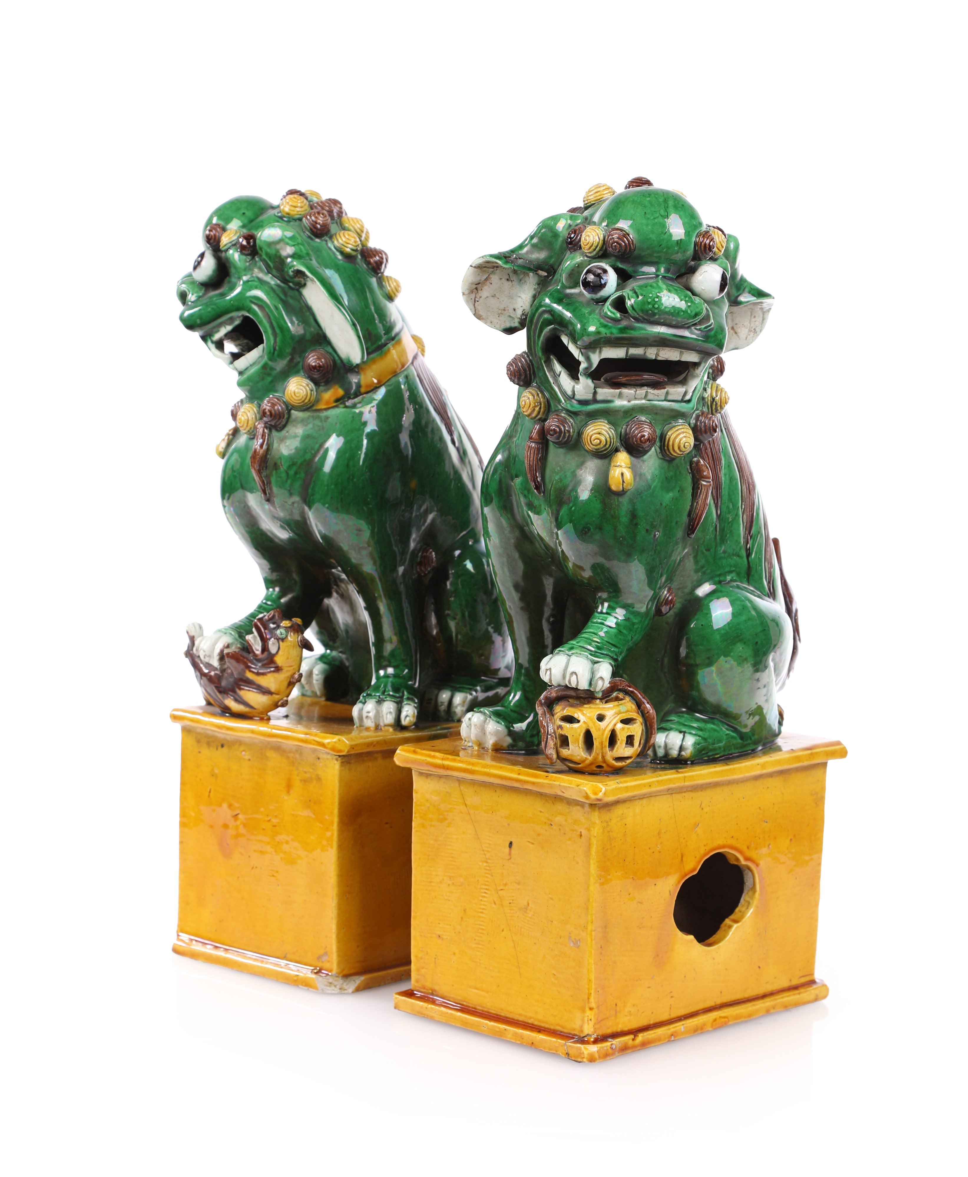 Coppia di leoni guardiani in gres smaltato verde, manganese e giallo, Cina, dinastia Qing, XIX se...