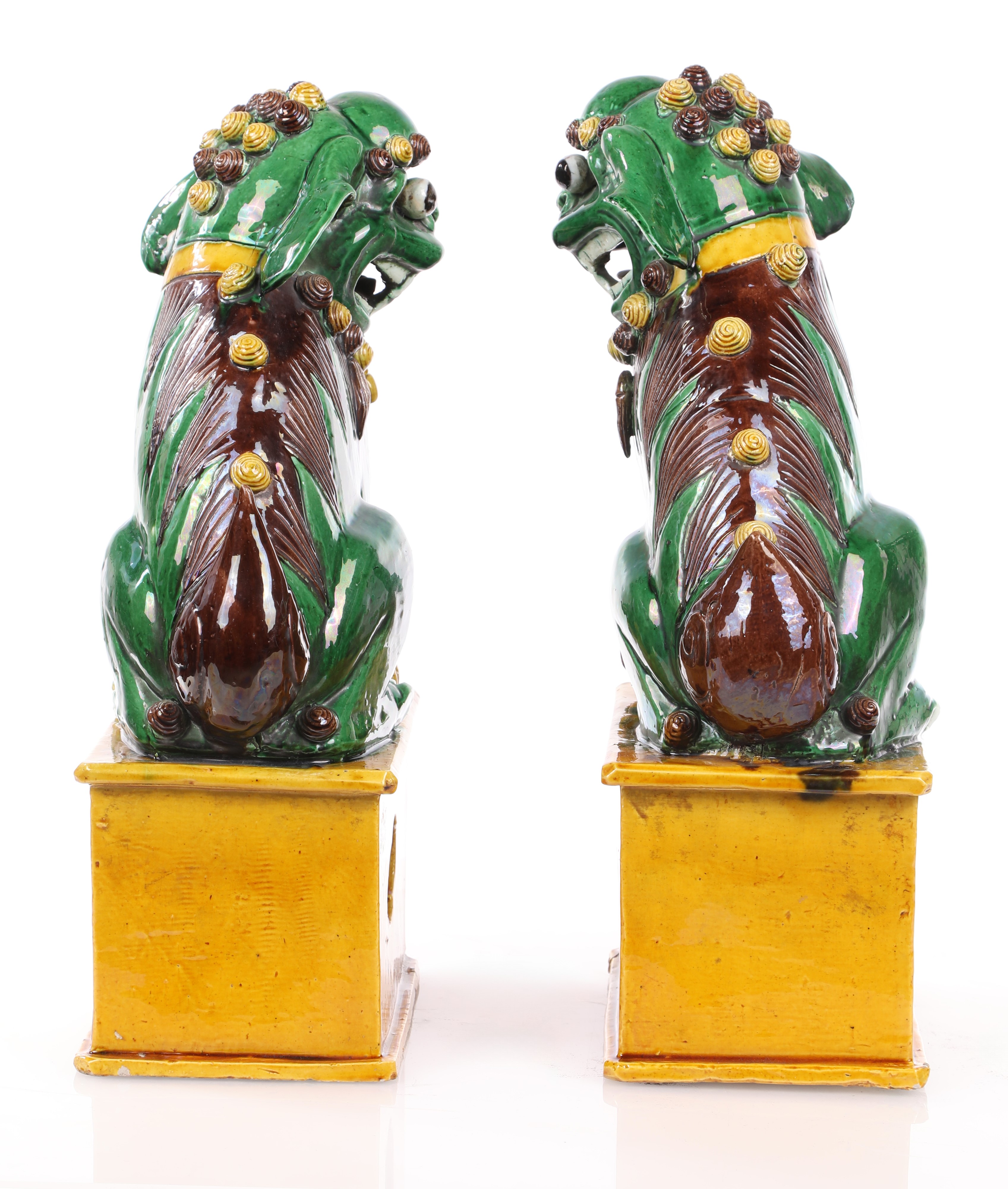 Coppia di leoni guardiani in gres smaltato verde, manganese e giallo, Cina, dinastia Qing, XIX se...