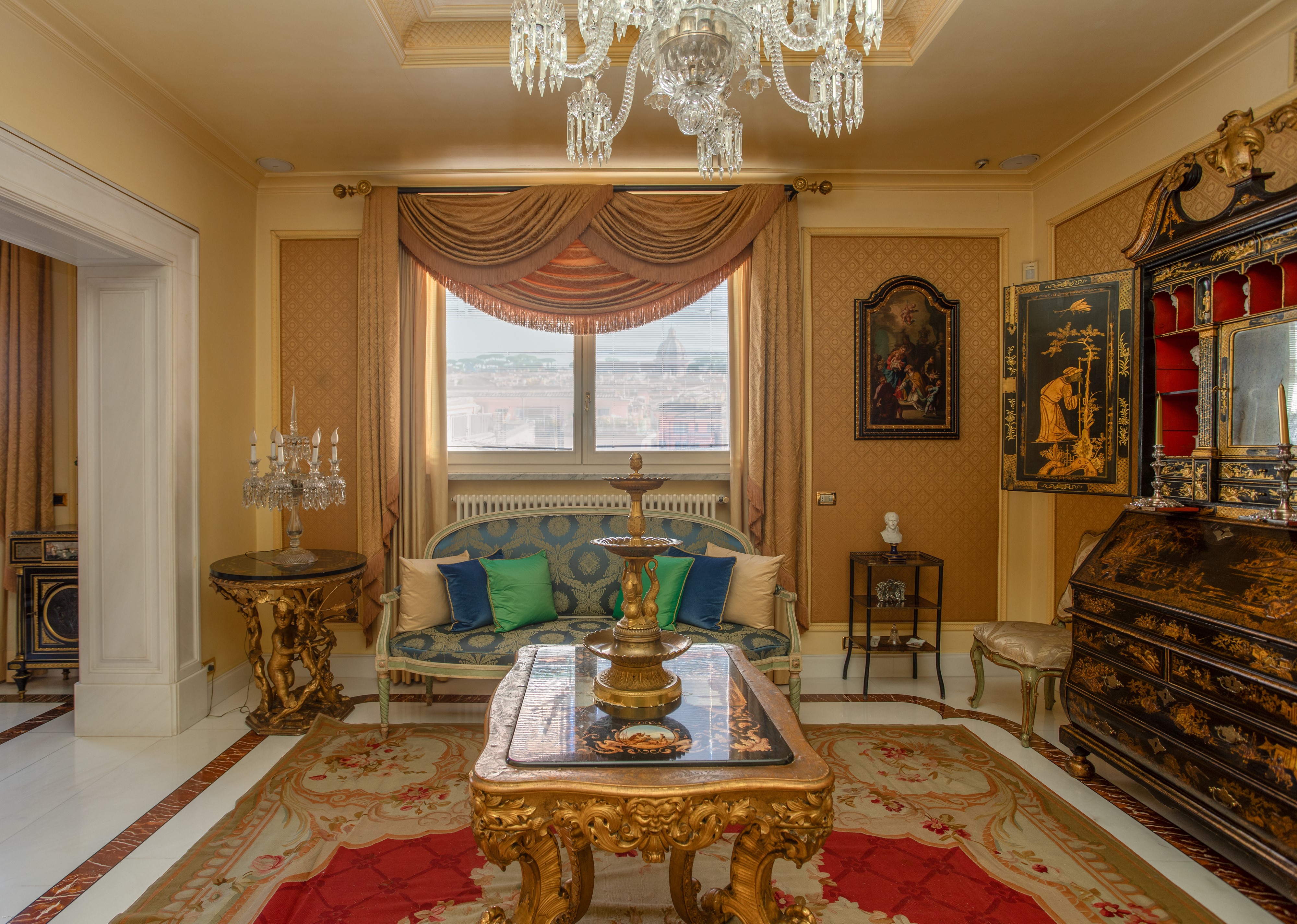 Alzata in bronzo dorato con figure di delfino, XIX secolo