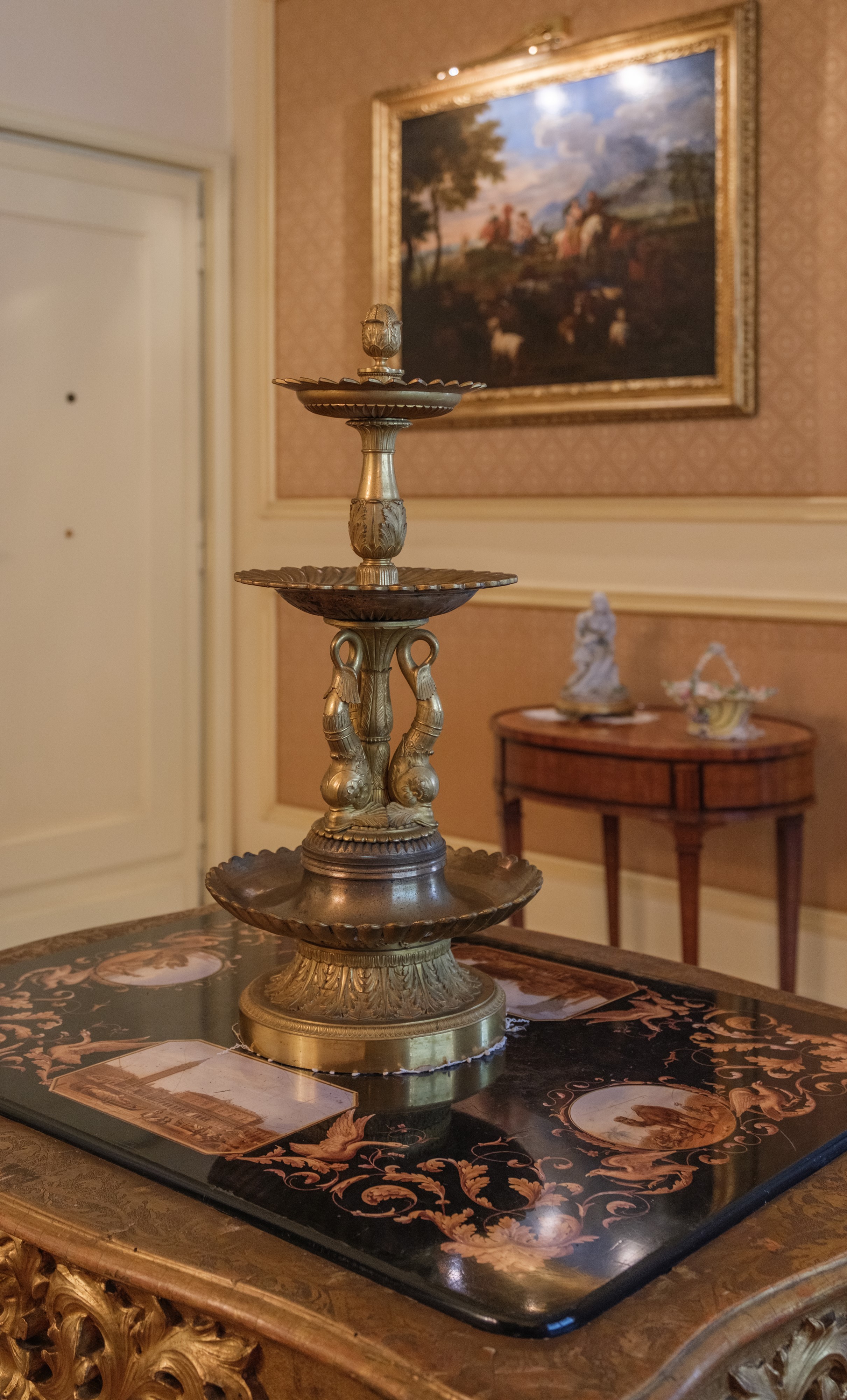 Alzata in bronzo dorato con figure di delfino, XIX secolo