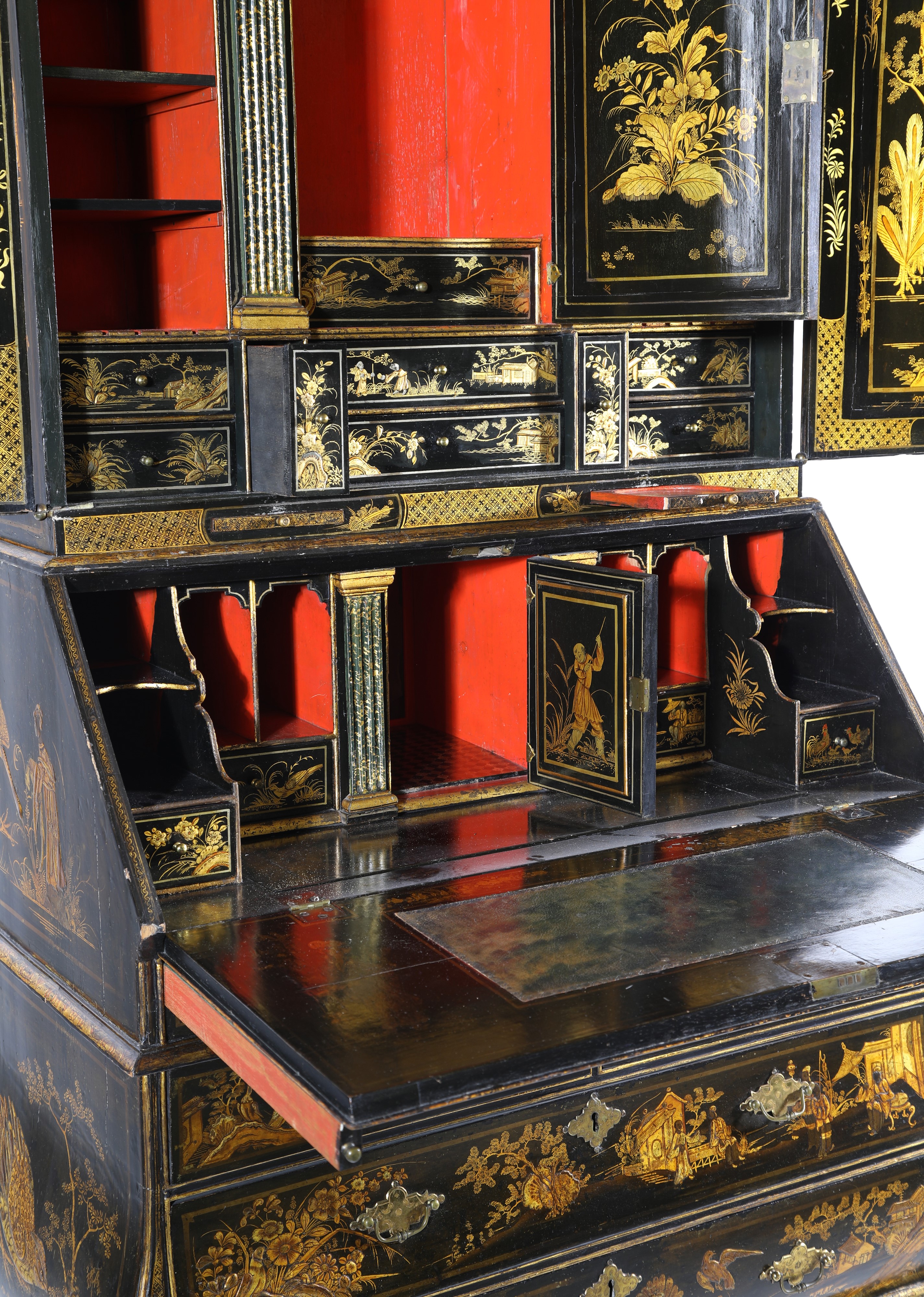 Bureau cabinet in legno laccato nero con chinoiséries dorate, Inghilterra, XVIII secolo