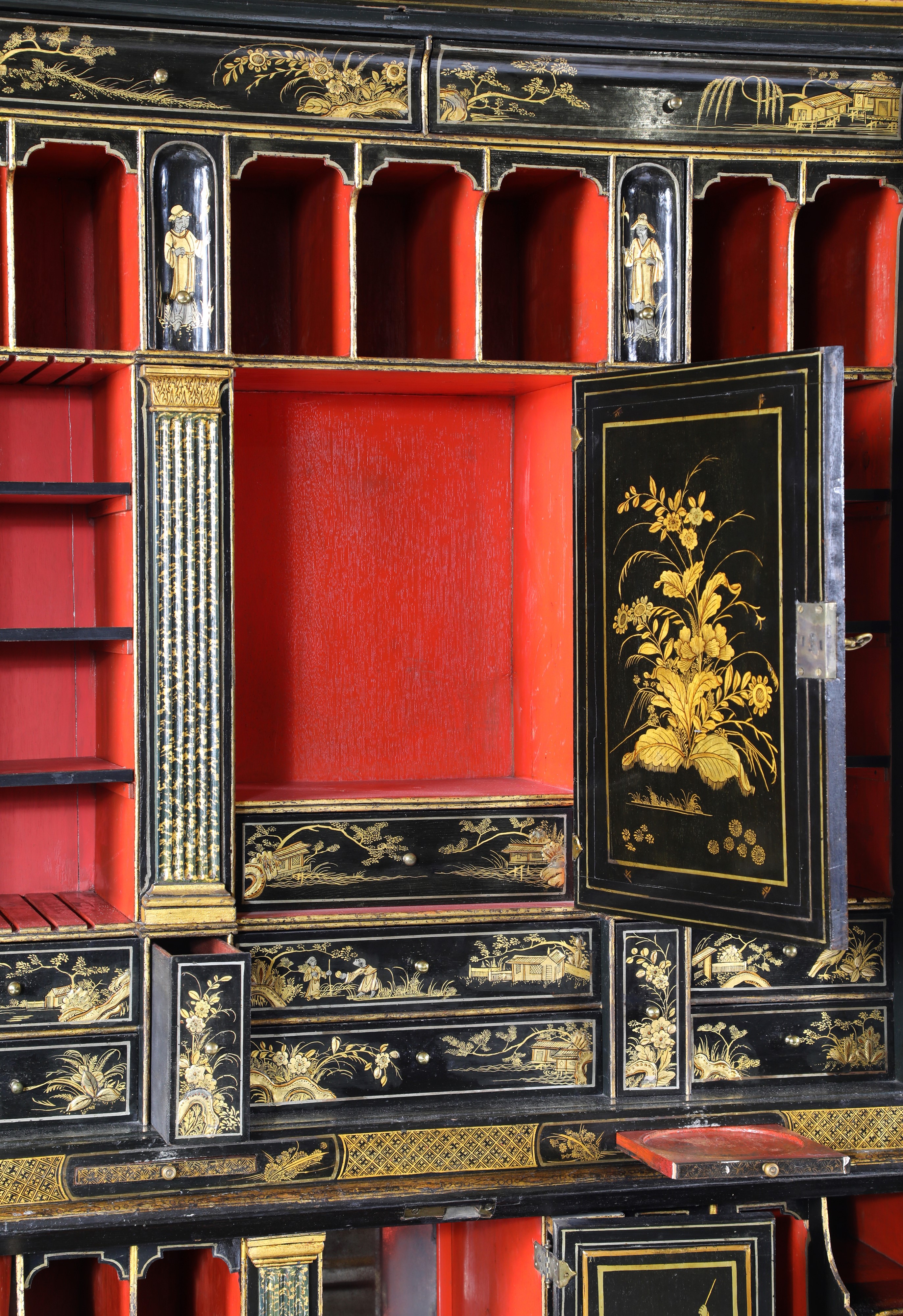 Bureau cabinet in legno laccato nero con chinoiséries dorate, Inghilterra, XVIII secolo