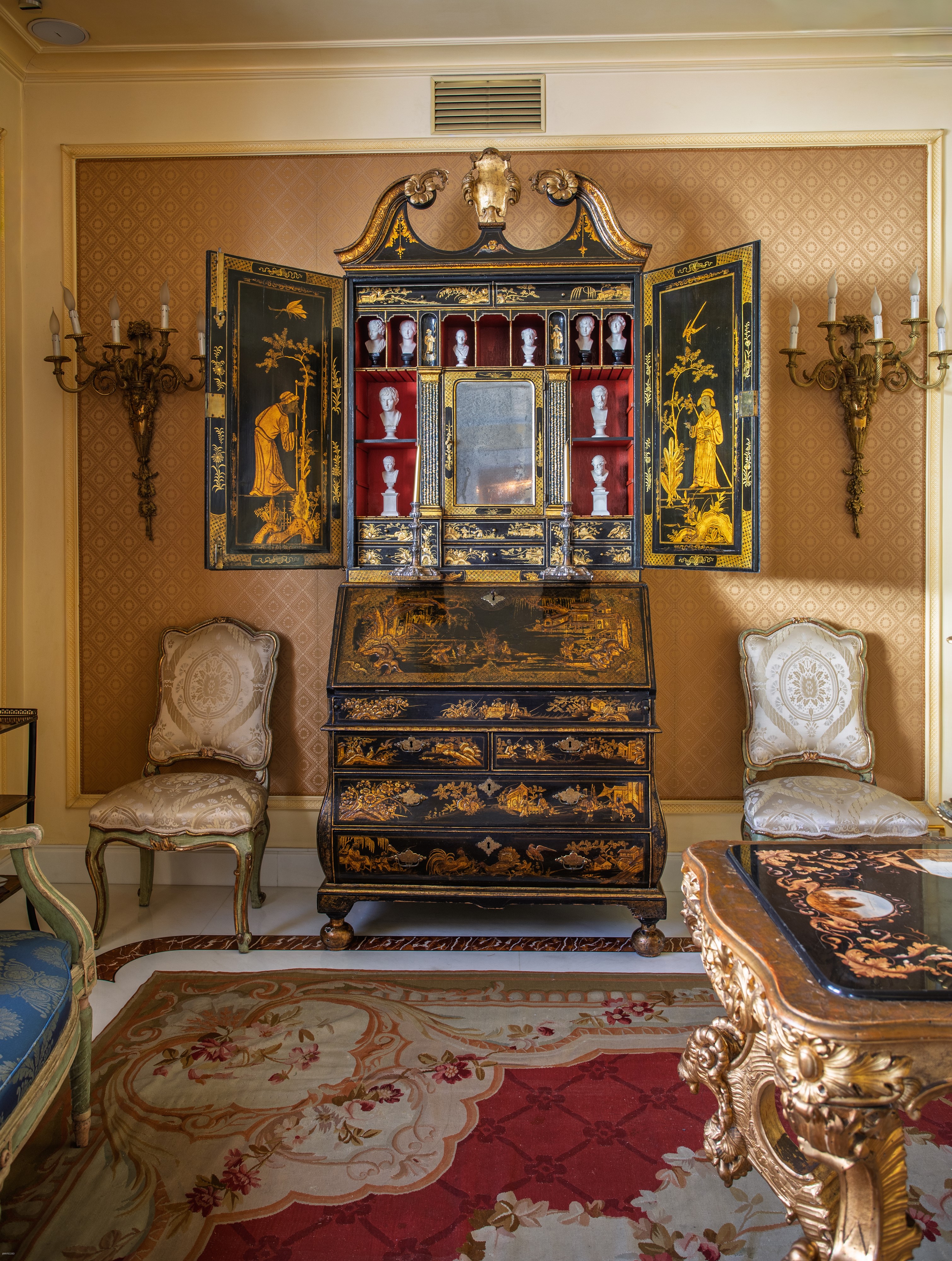 Bureau cabinet in legno laccato nero con chinoiséries dorate, Inghilterra, XVIII secolo