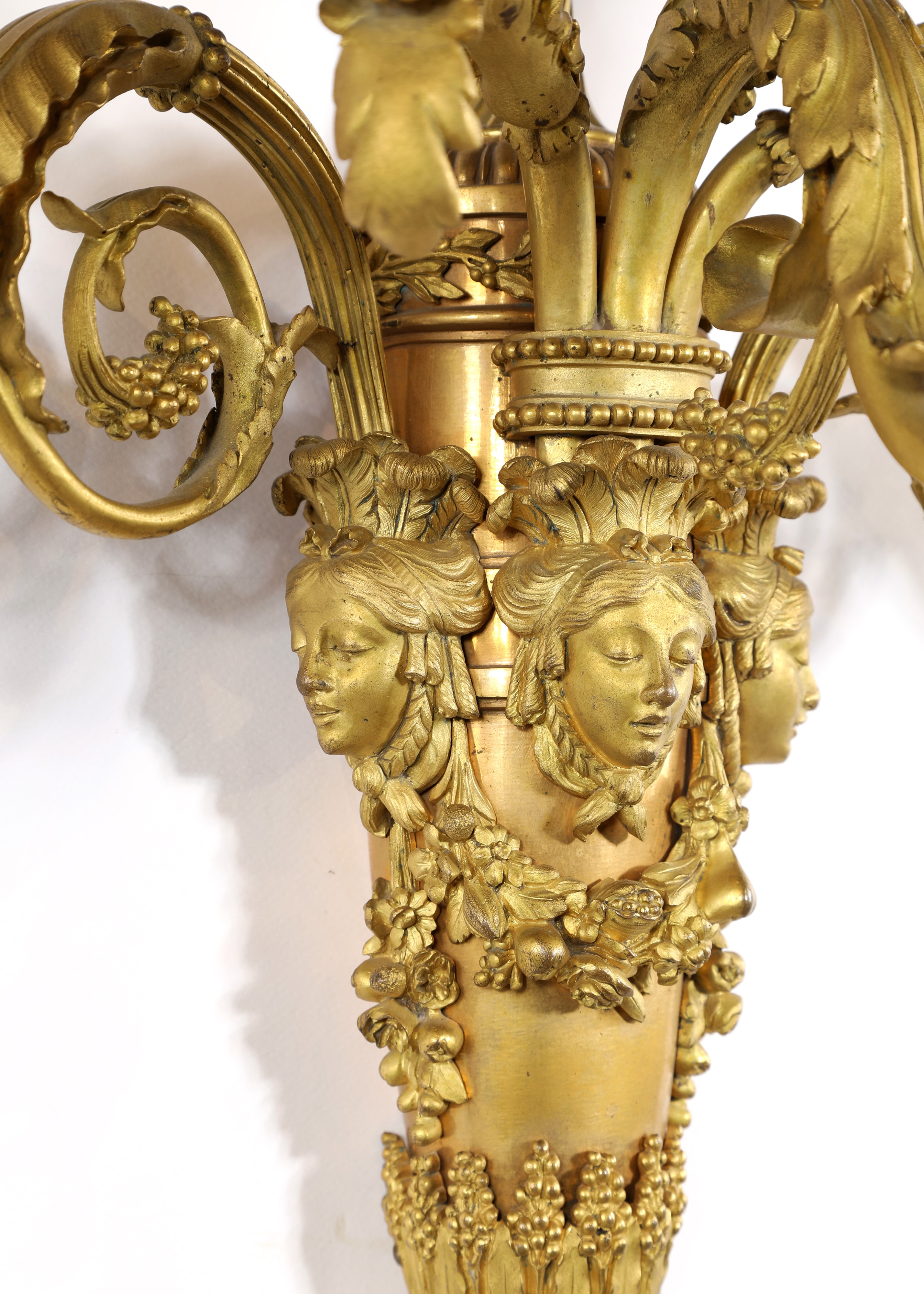 Coppia di appliques in bronzo dorato a cinque luci, XIX secolo