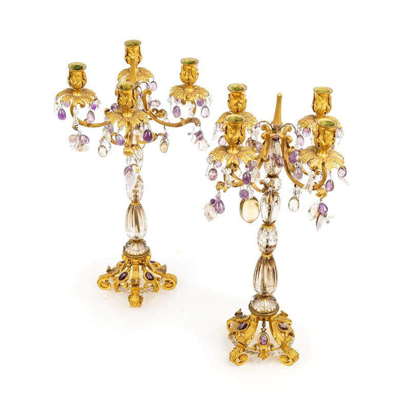 Coppia di candelabri in bronzo dorato a quattro luci con gocce in cristallo color ametista, XIX s...