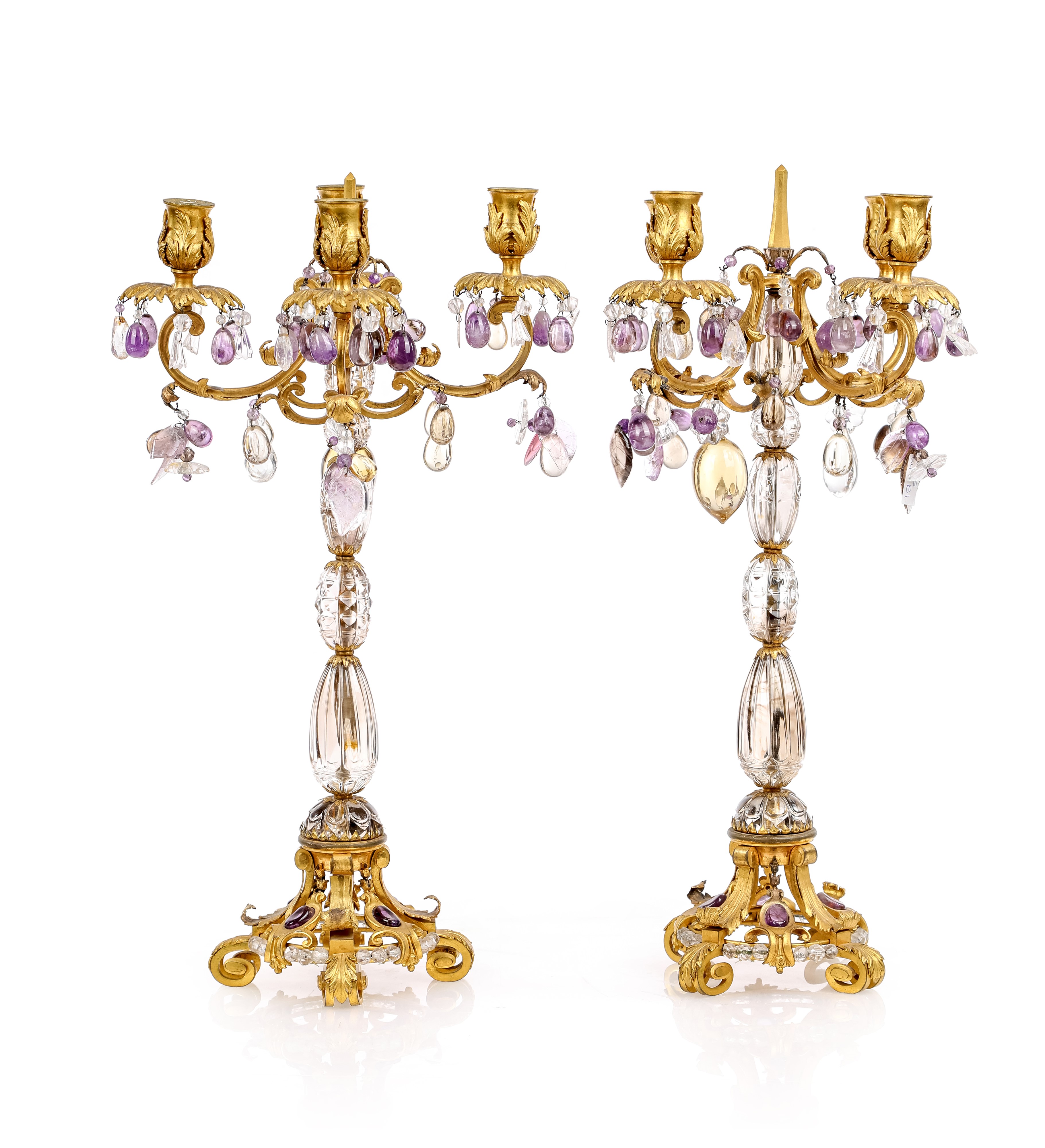 Coppia di candelabri in bronzo dorato a quattro luci con gocce in cristallo color ametista, XIX s...
