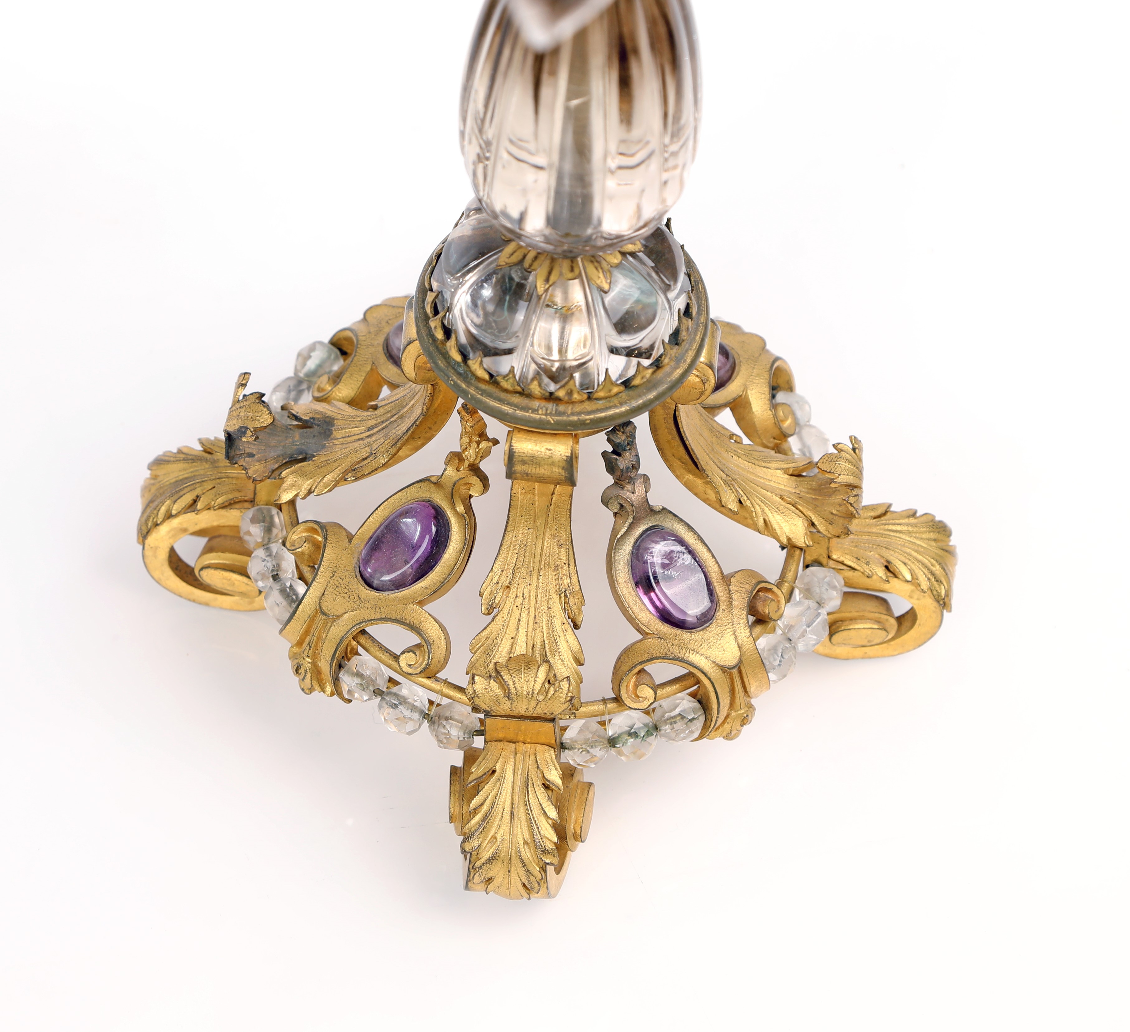 Coppia di candelabri in bronzo dorato a quattro luci con gocce in cristallo color ametista, XIX s...