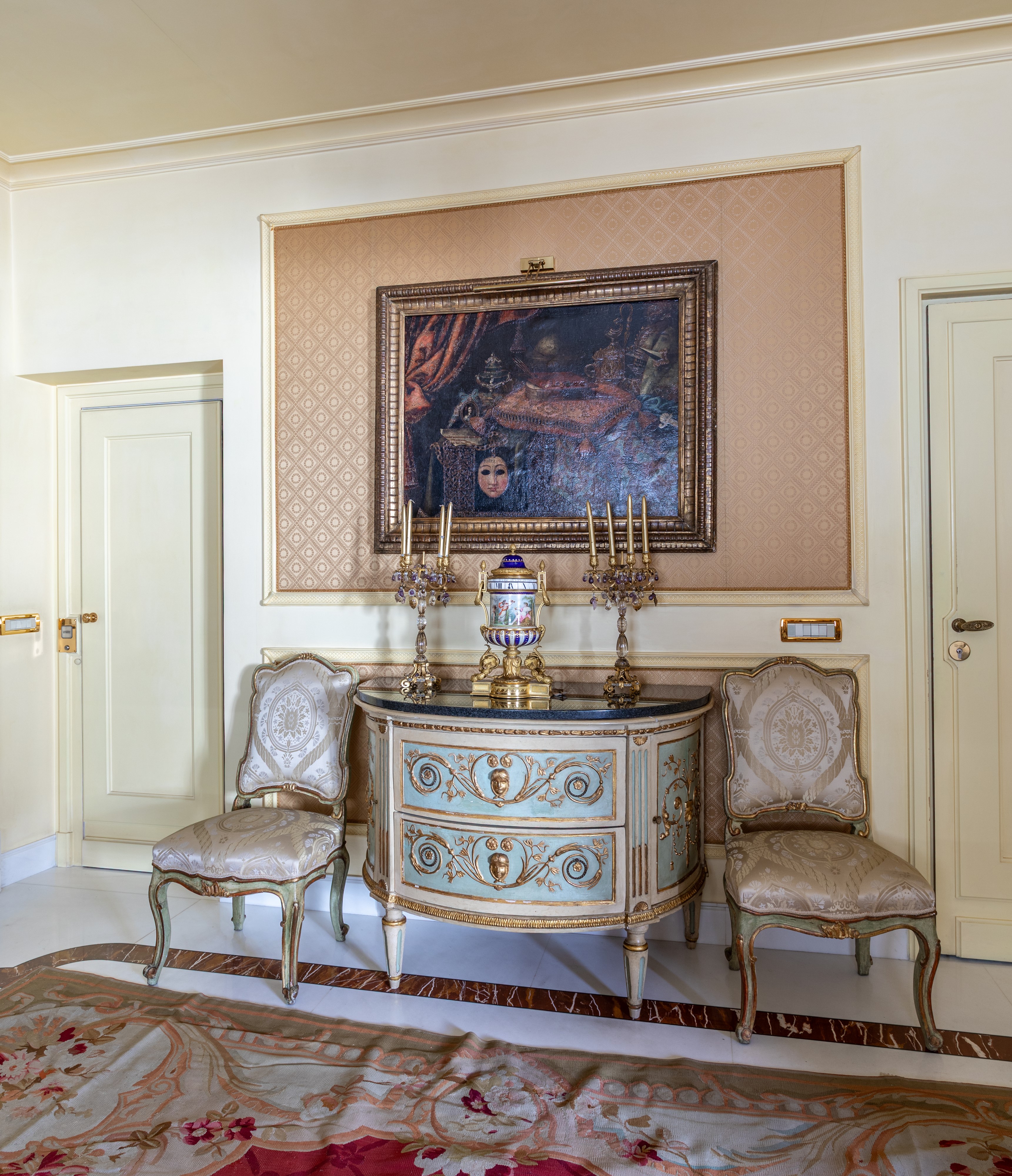 Coppia di candelabri in bronzo dorato a quattro luci con gocce in cristallo color ametista, XIX s...