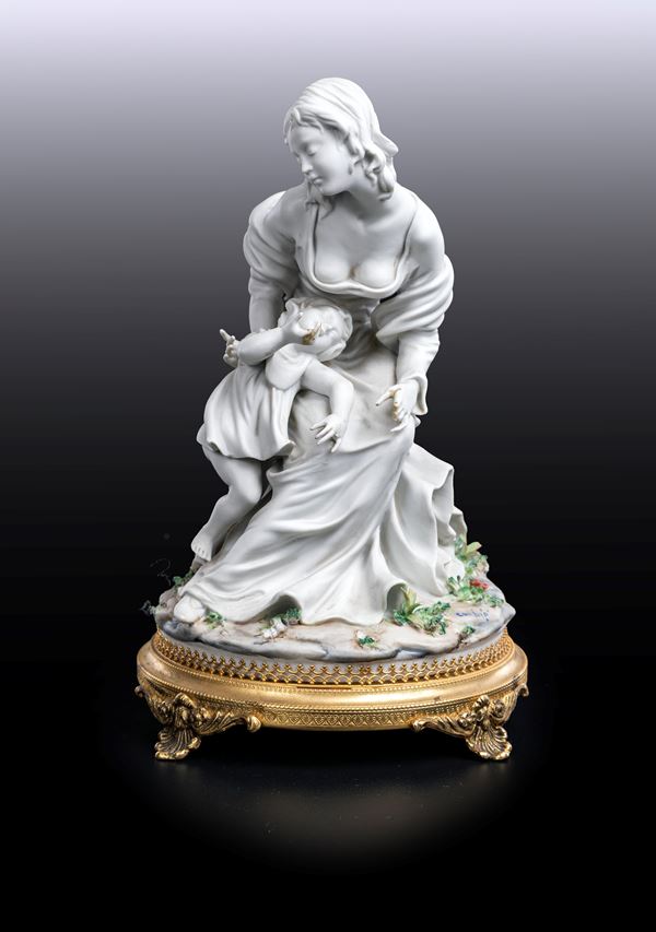 Gruppo in biscuit e porcellana “mamma con bambino” su base in bronzo, Capodimonte, inizi XX secolo