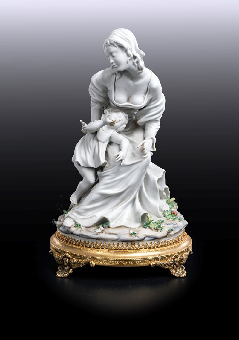 Gruppo in biscuit e porcellana raffigurante “mamma con bambino” su base in bronzo, Capodimonte, i...