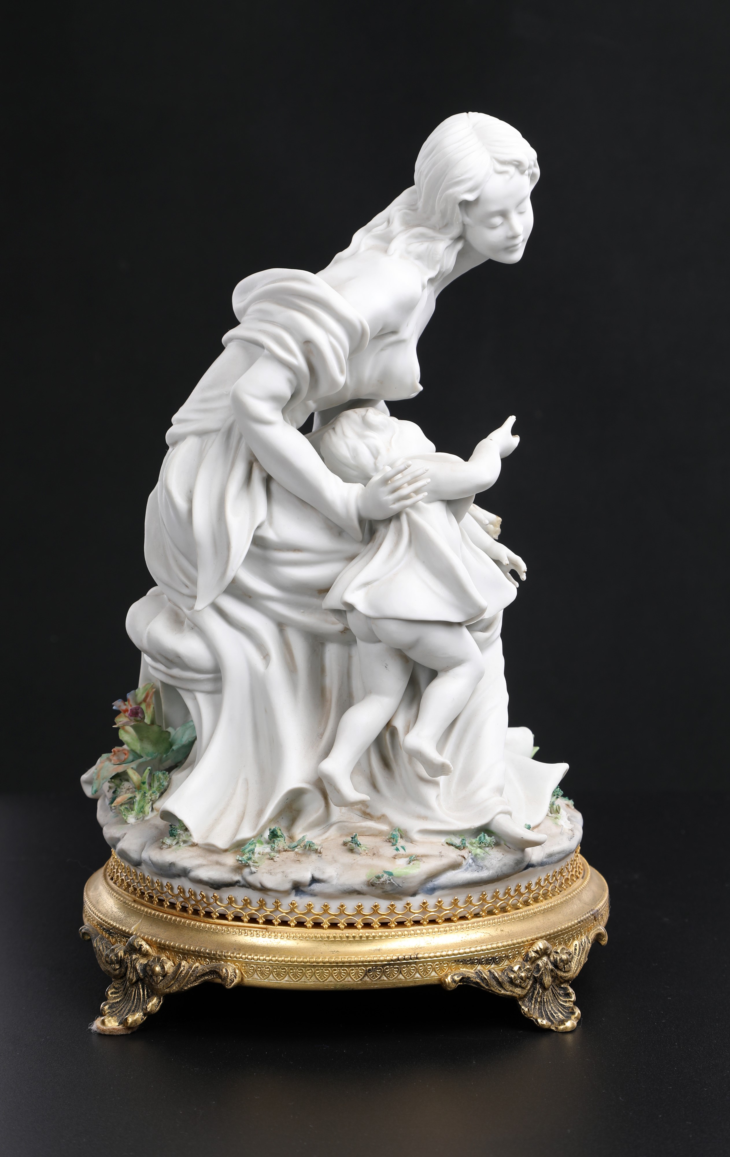 Gruppo in biscuit e porcellana raffigurante “mamma con bambino” su base in bronzo, Capodimonte, i...