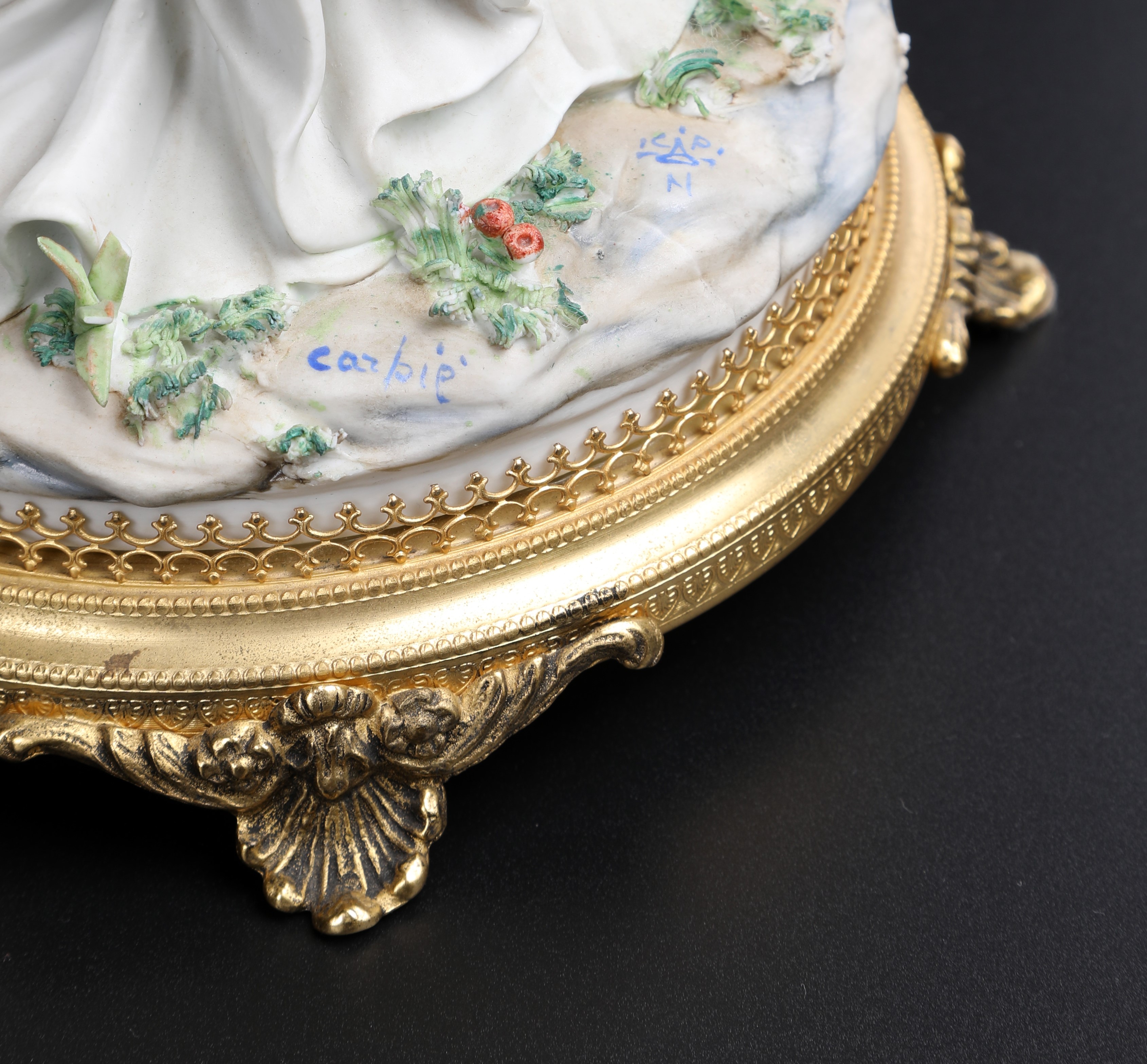 Gruppo in biscuit e porcellana raffigurante “mamma con bambino” su base in bronzo, Capodimonte, i...