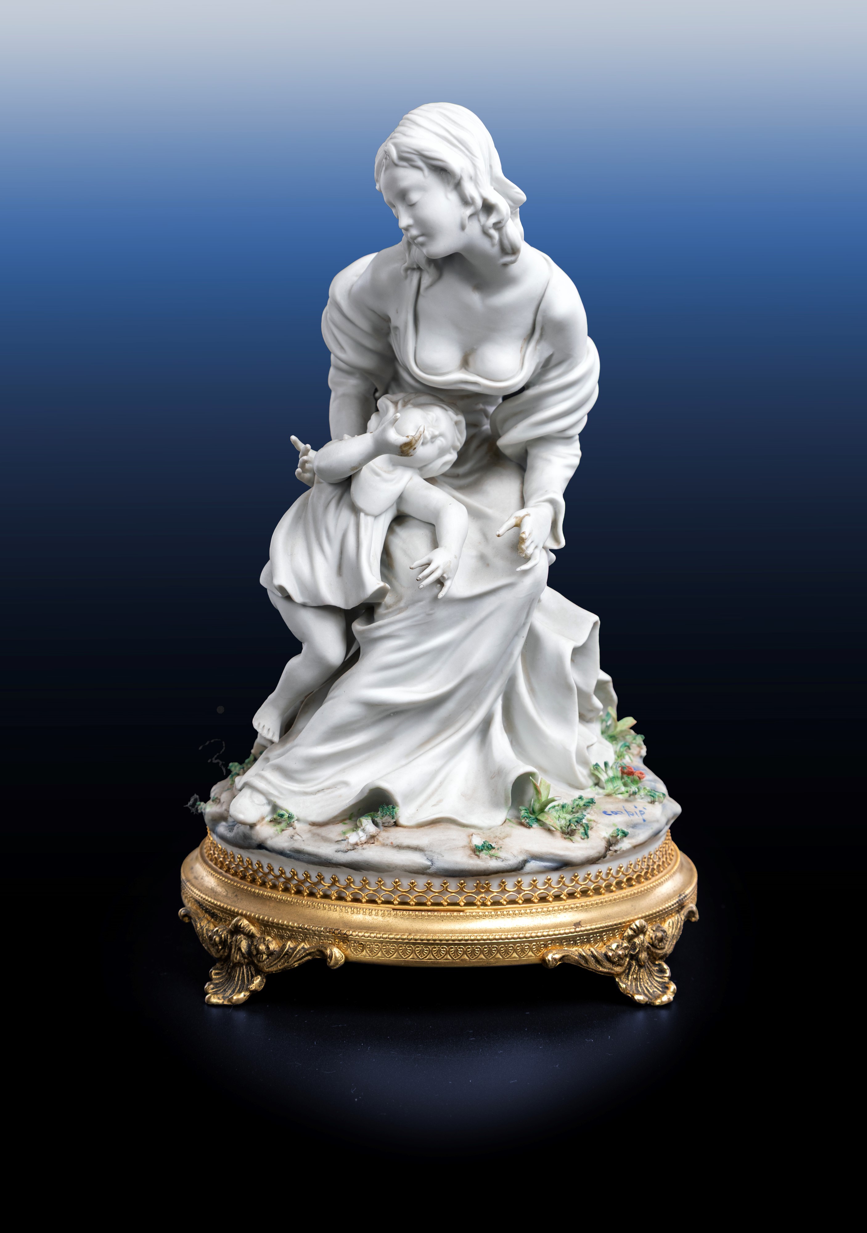 Gruppo in biscuit e porcellana raffigurante “mamma con bambino” su base in bronzo, Capodimonte, i...