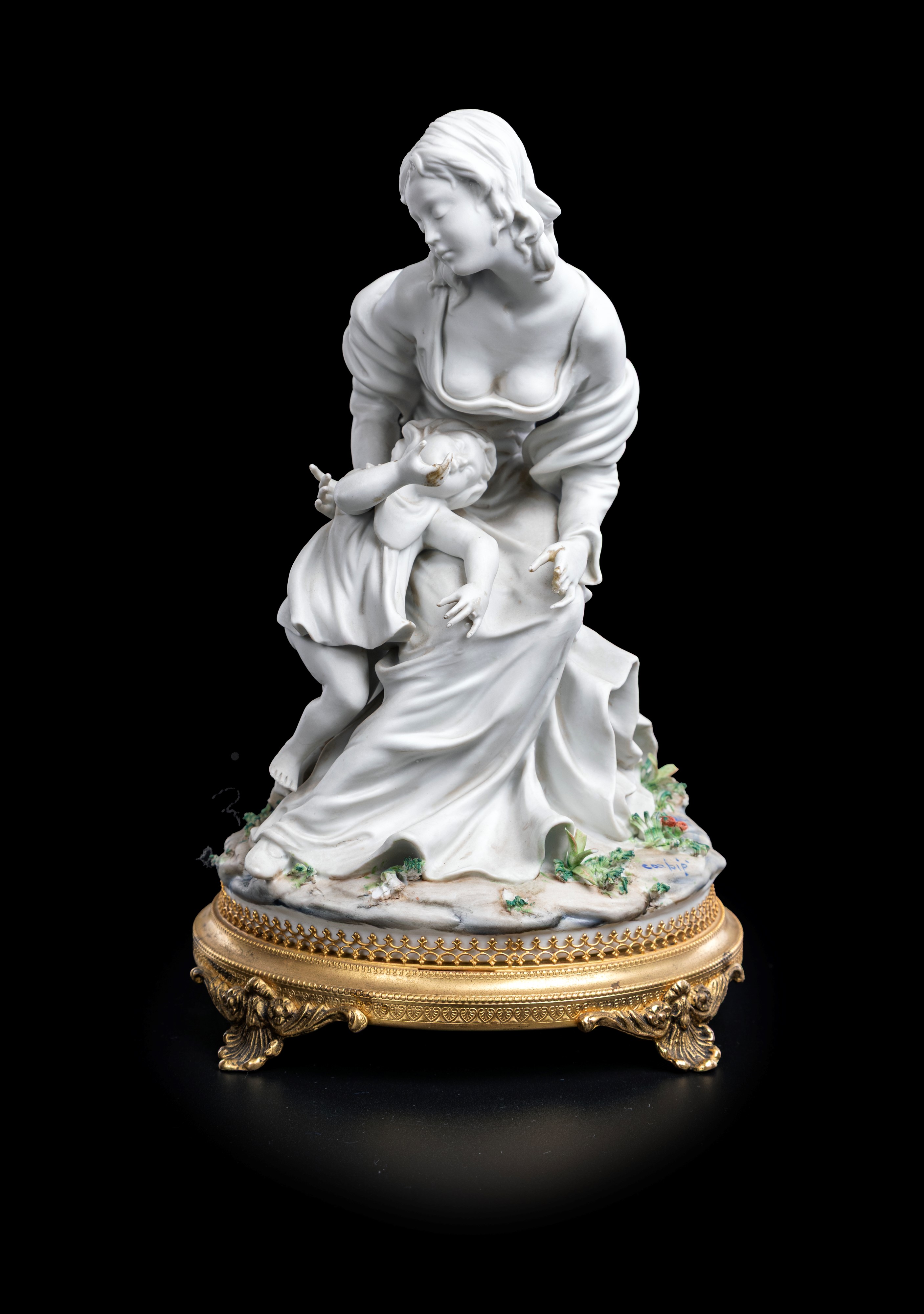 Gruppo in biscuit e porcellana raffigurante “mamma con bambino” su base in bronzo, Capodimonte, i...