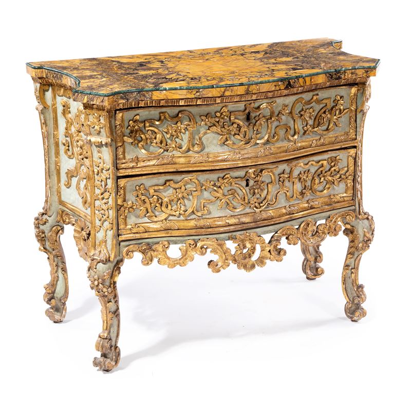 Cassettone barocco in legno laccato verde con rilievi dorati, prima metà del XVIII secolo