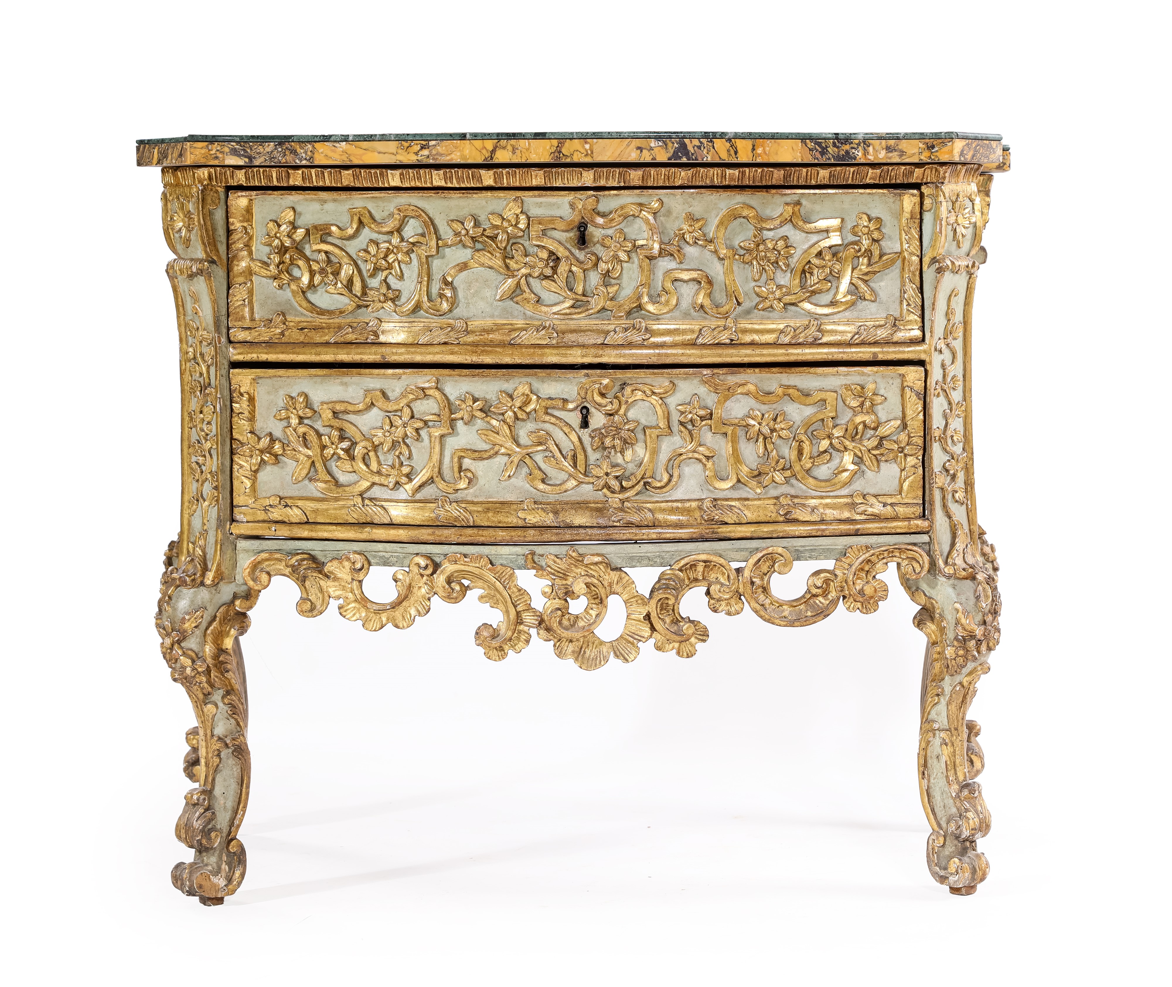 Cassettone barocco in legno laccato verde con rilievi dorati, prima metà del XVIII secolo