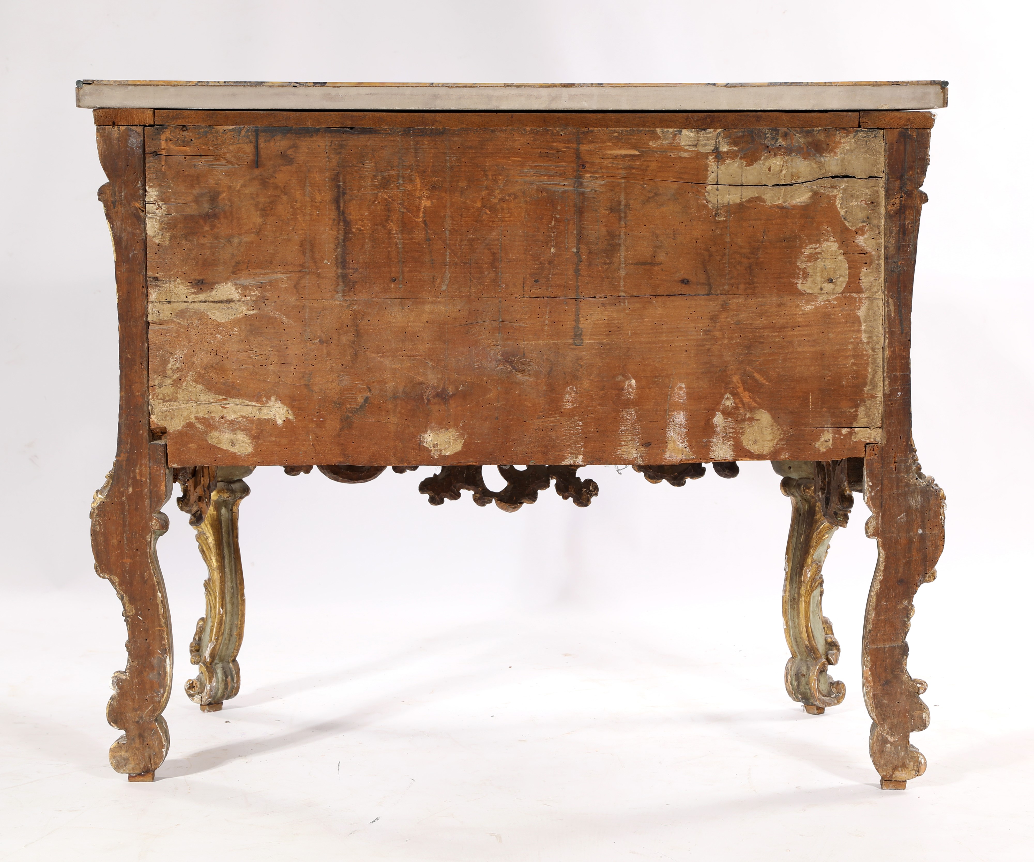 Cassettone barocco in legno laccato verde con rilievi dorati, prima metà del XVIII secolo