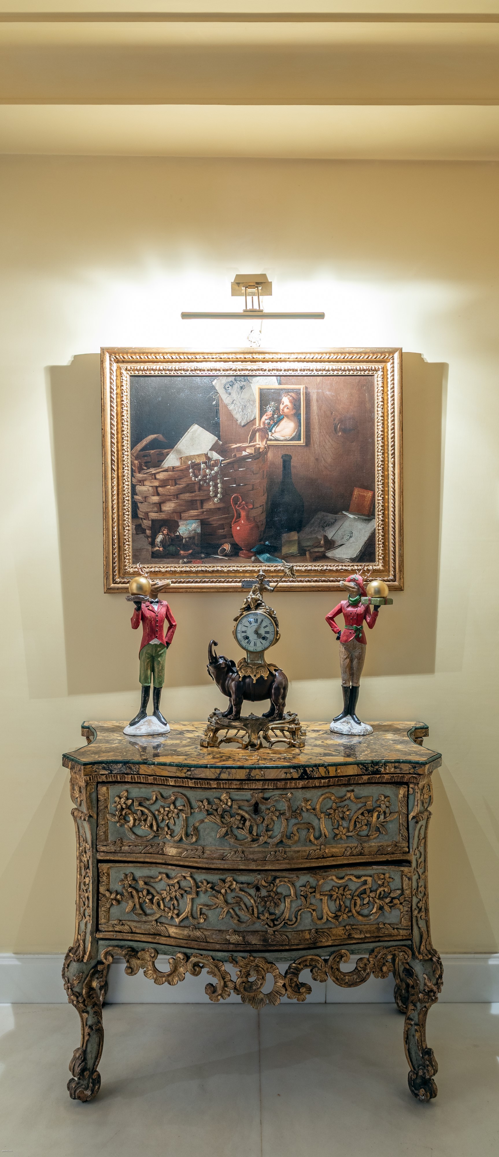 Cassettone barocco in legno laccato verde con rilievi dorati, prima metà del XVIII secolo