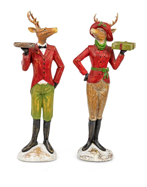 Coppia di figure zoomorfe reggicandela in poliresina policroma (cervi in abiti da servitore)