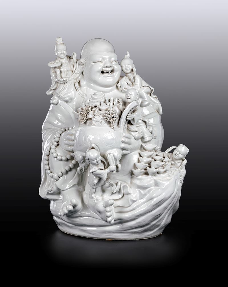 Grande gruppo in porcellana blanc de Chine raffigurante Budai, Cina, dinastia Qing, XIX secolo