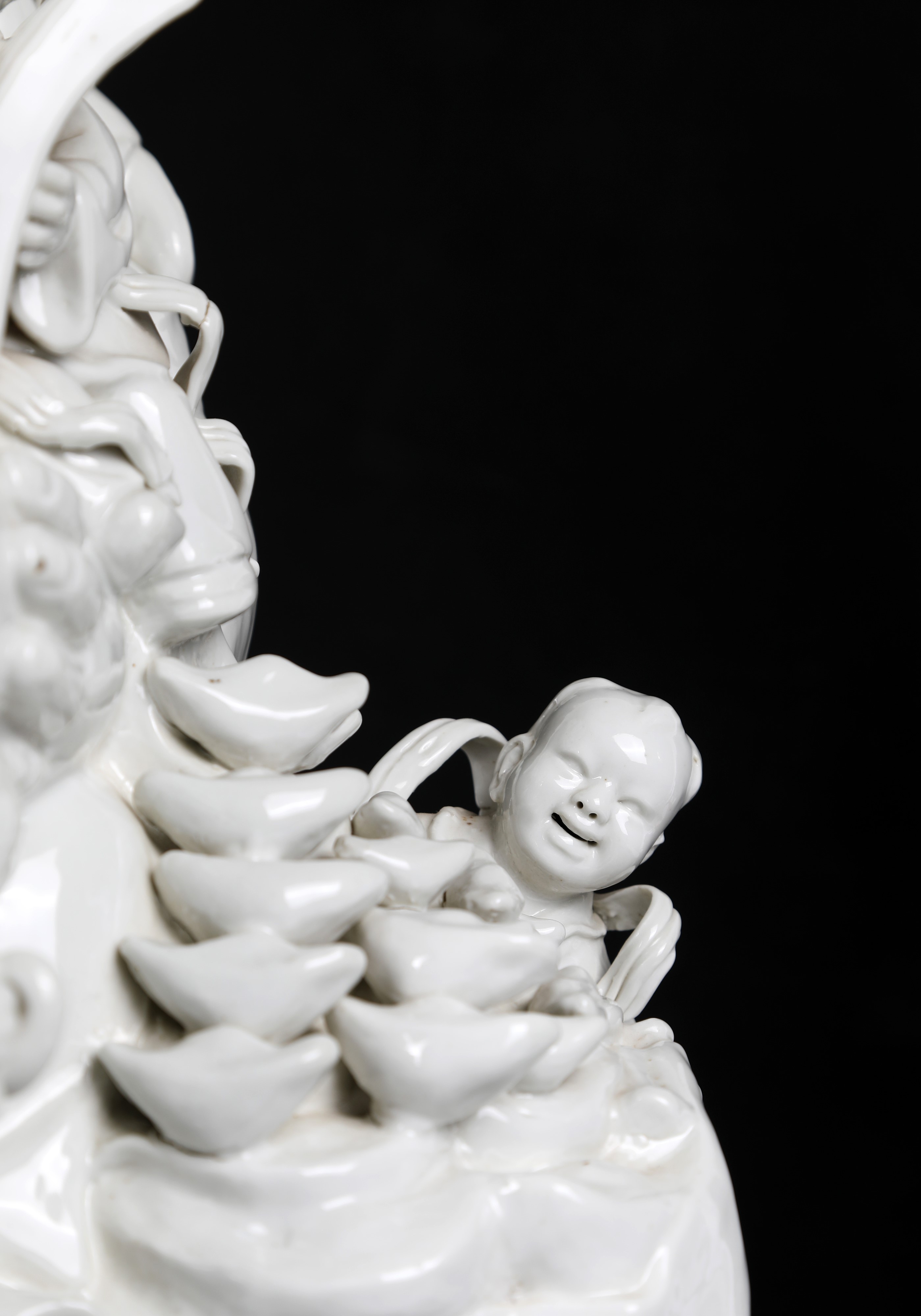 Grande gruppo in porcellana blanc de Chine raffigurante Budai, Cina, dinastia Qing, XIX secolo