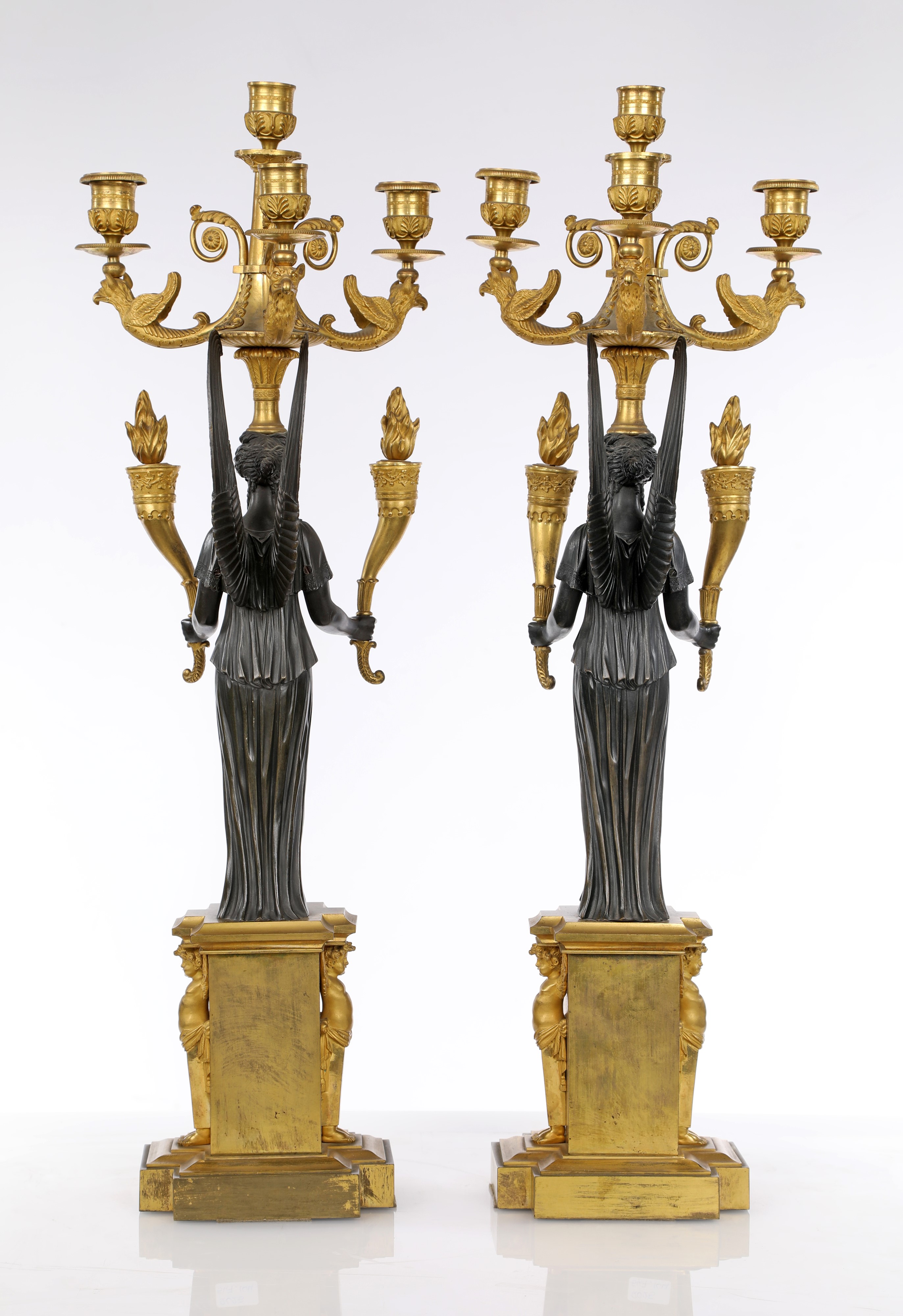 Coppia di candelabri in bronzo dorato e brunito d'epoca Impero, ambito di Pierre-Philippe Thomire