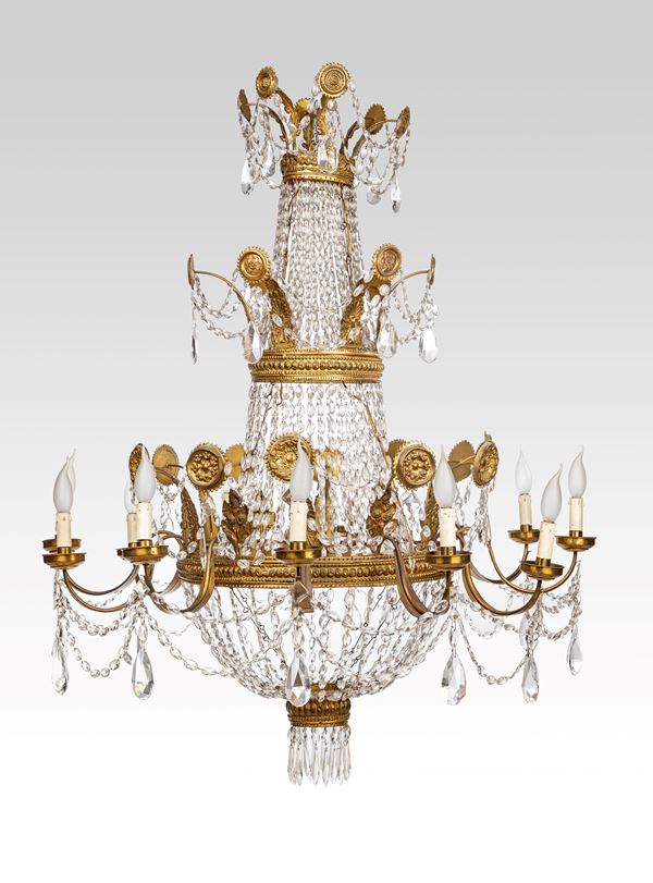 Grande lampadario a mongolfiera in ottone, tolla sbalzata e cristallo a dodici luci, XIX secolo