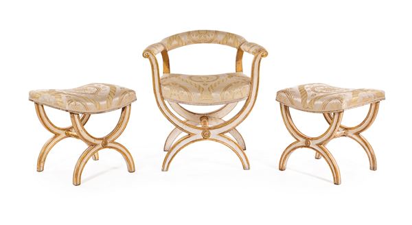 Poltrona a faldistorio e coppia di sgabelli neoclassici in legno laccato bianco con profili dorati, inizi del XIX secolo