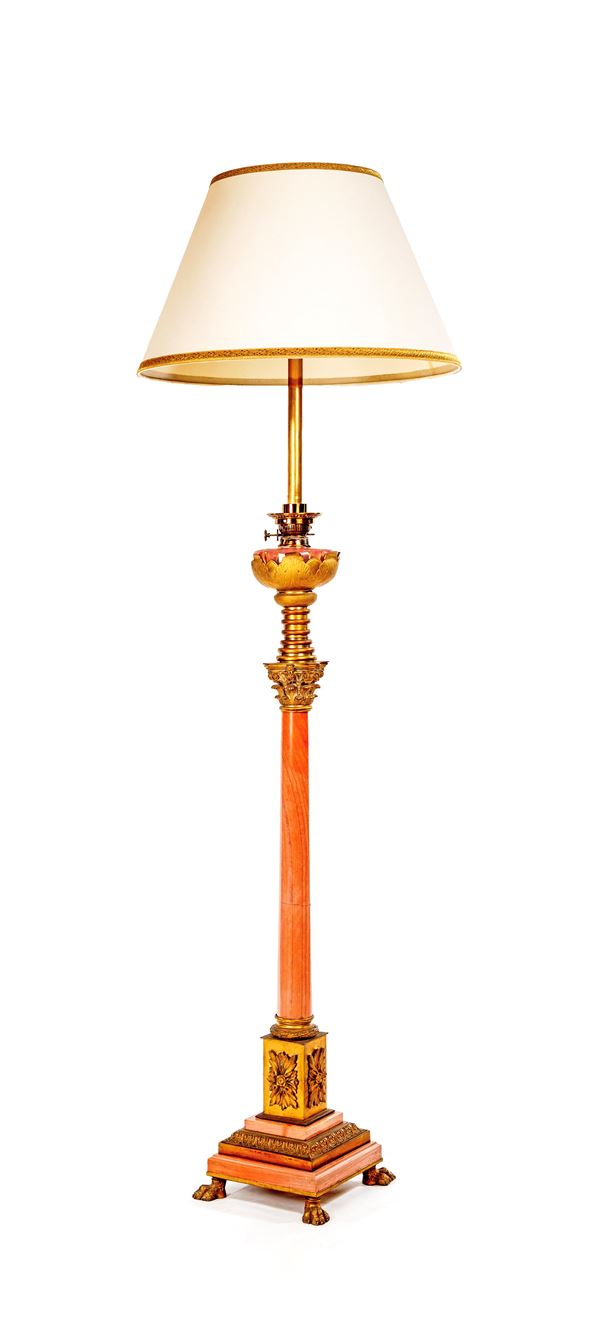 Lampada da terra in marmo rosa e ottone dorato , XX secolo
