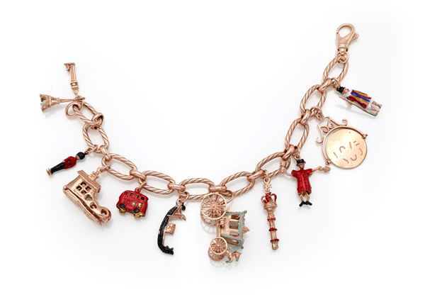 Bracciale con charms in argento dorato e smalto.