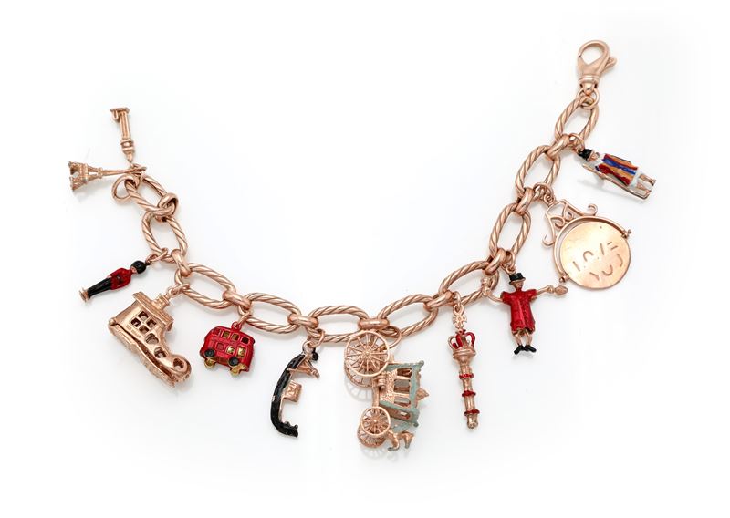 Bracciale con charms in argento dorato e smalto.