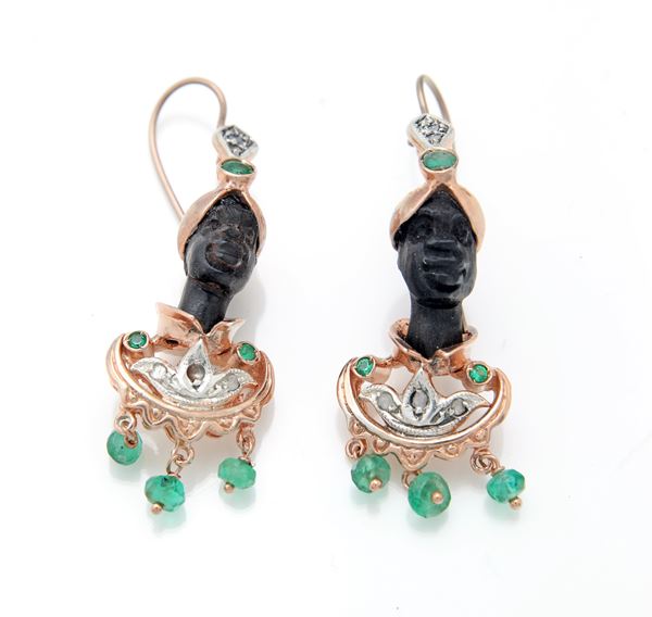 Coppia di orecchini moretti in oro, argento, diamanti, smeraldi ed ebano.