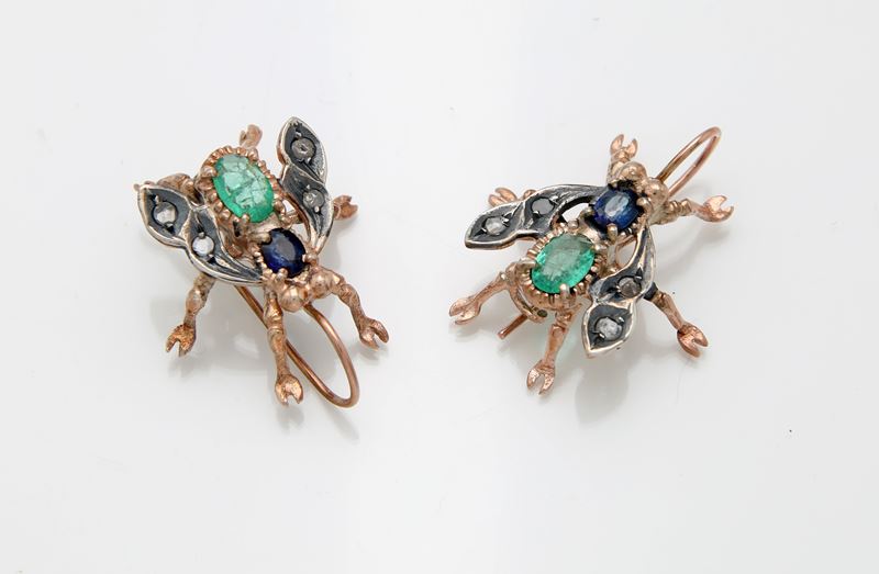 Coppia di orecchini mosca in oro, argento, diamanti, smeraldi e zaffiri