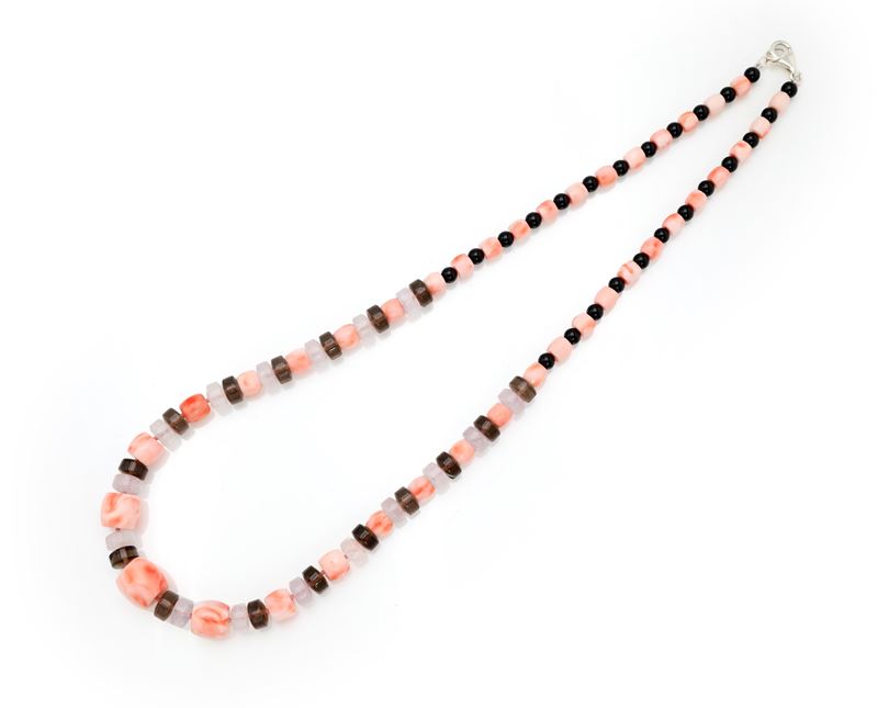 Collana in corallo, onice, cristallo di rocca e argento
