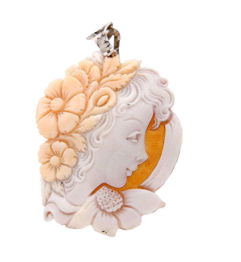 Pendente in cammeo e argento 800/000