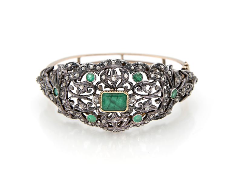 Bracciale a manetta, oro 585/000 e argento 800/000, diamanti e smeraldi, stile  XIX secolo