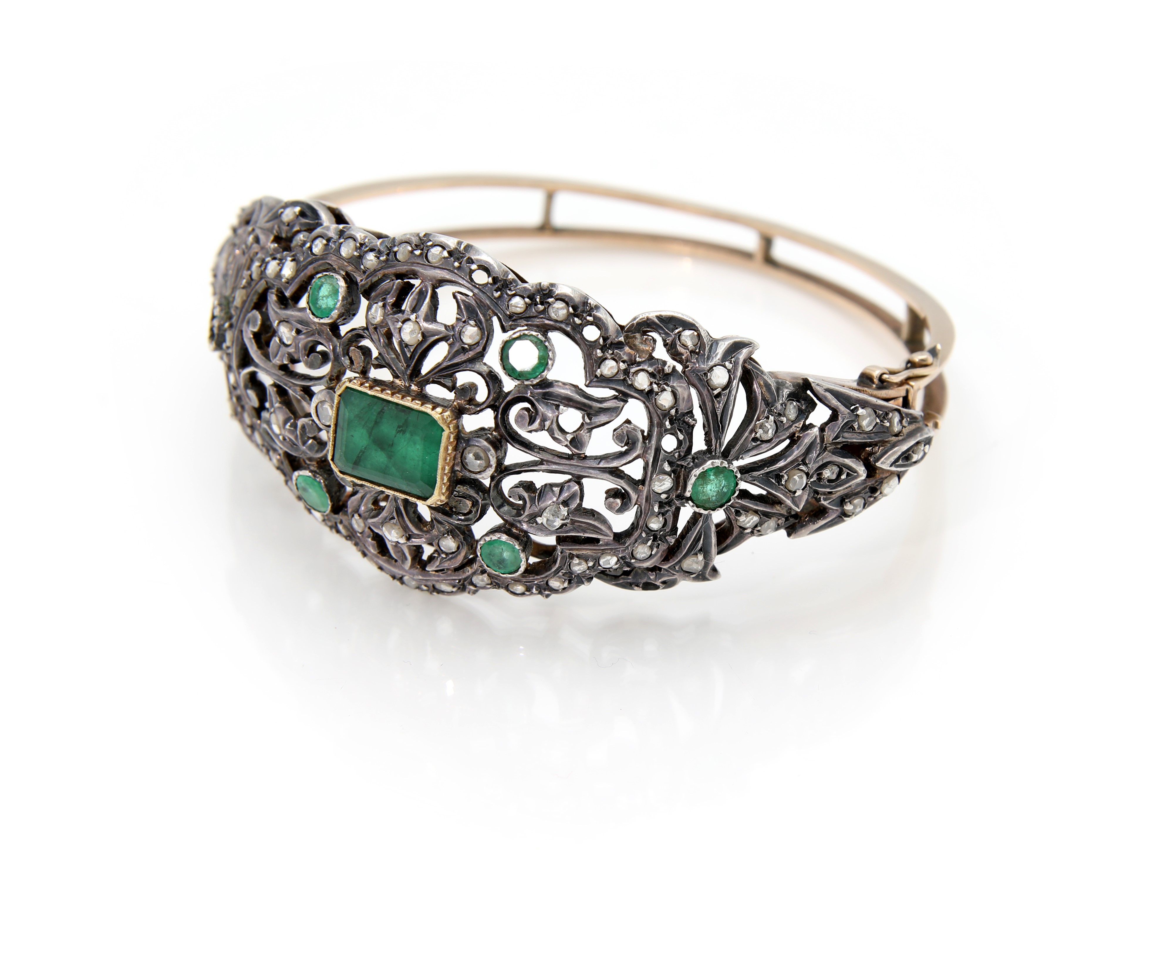 Bracciale a manetta, oro 585/000 e argento 800/000, diamanti e smeraldi, stile  XIX secolo