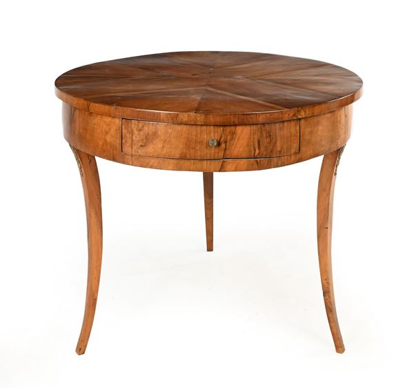 Tavolo circolare in noce, XIX secolo
