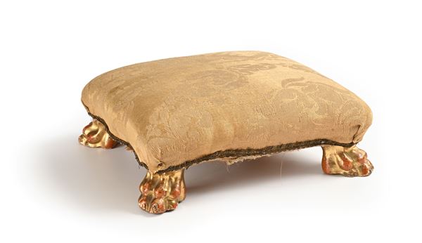 Poggiapiedi in legno imbottito e dorato