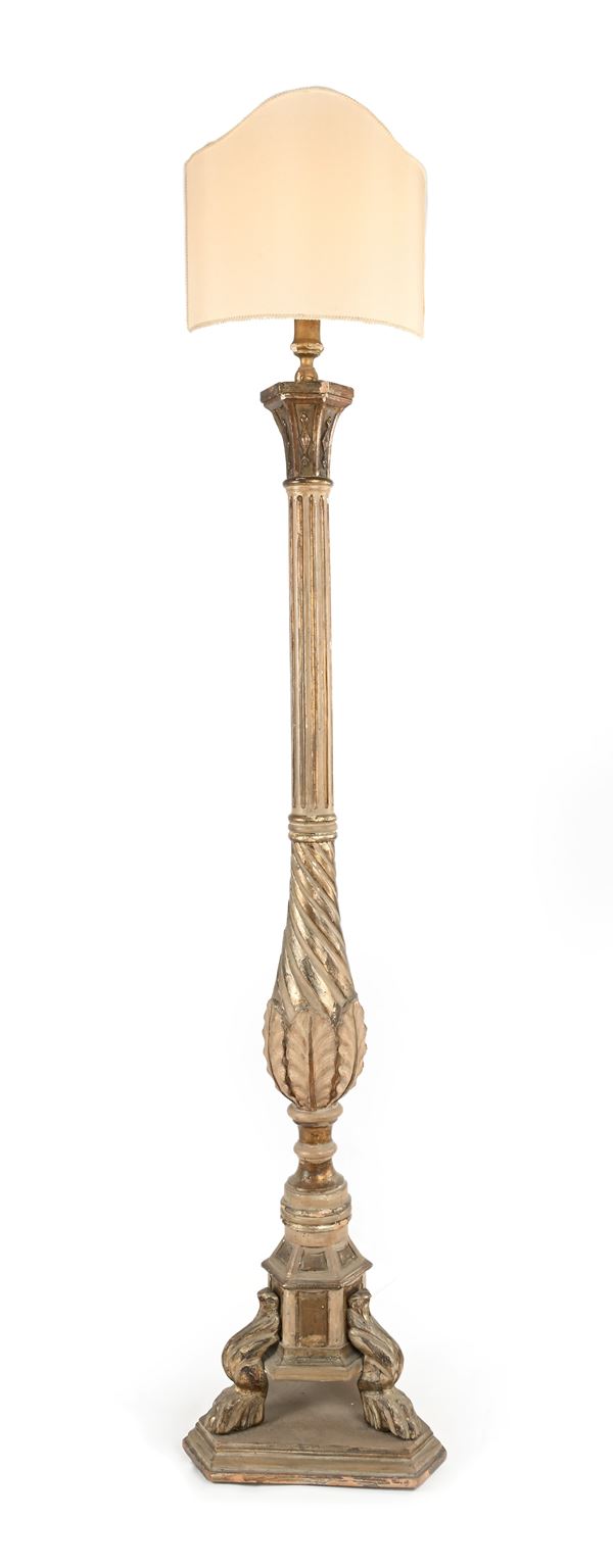 Torciera in legno intagliato trasformata in lampada