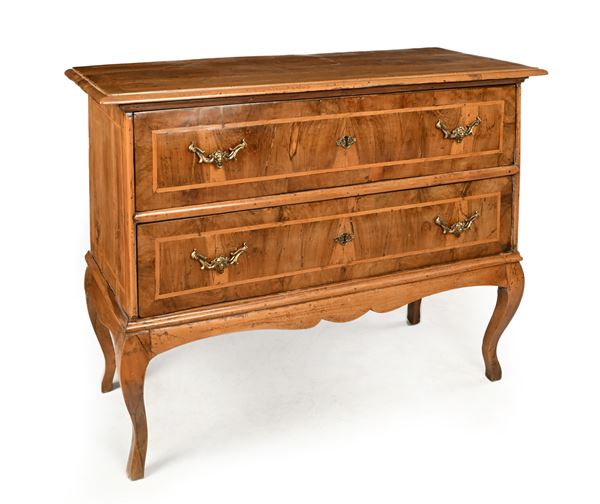 Cassettone in noce con filettature