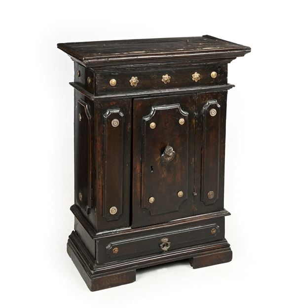 Credenzino in legno dipinto con borchie e testina in bronzo, Bologna, XVII secolo