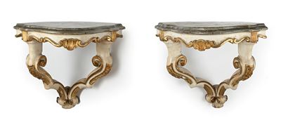 Coppia di piccole console d'applique ad angolo in legno laccato bianco e oro, cm 46x48x48