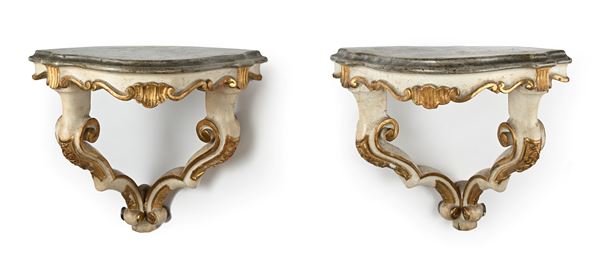 Coppia di piccole console d'applique ad angolo in legno laccato bianco e oro